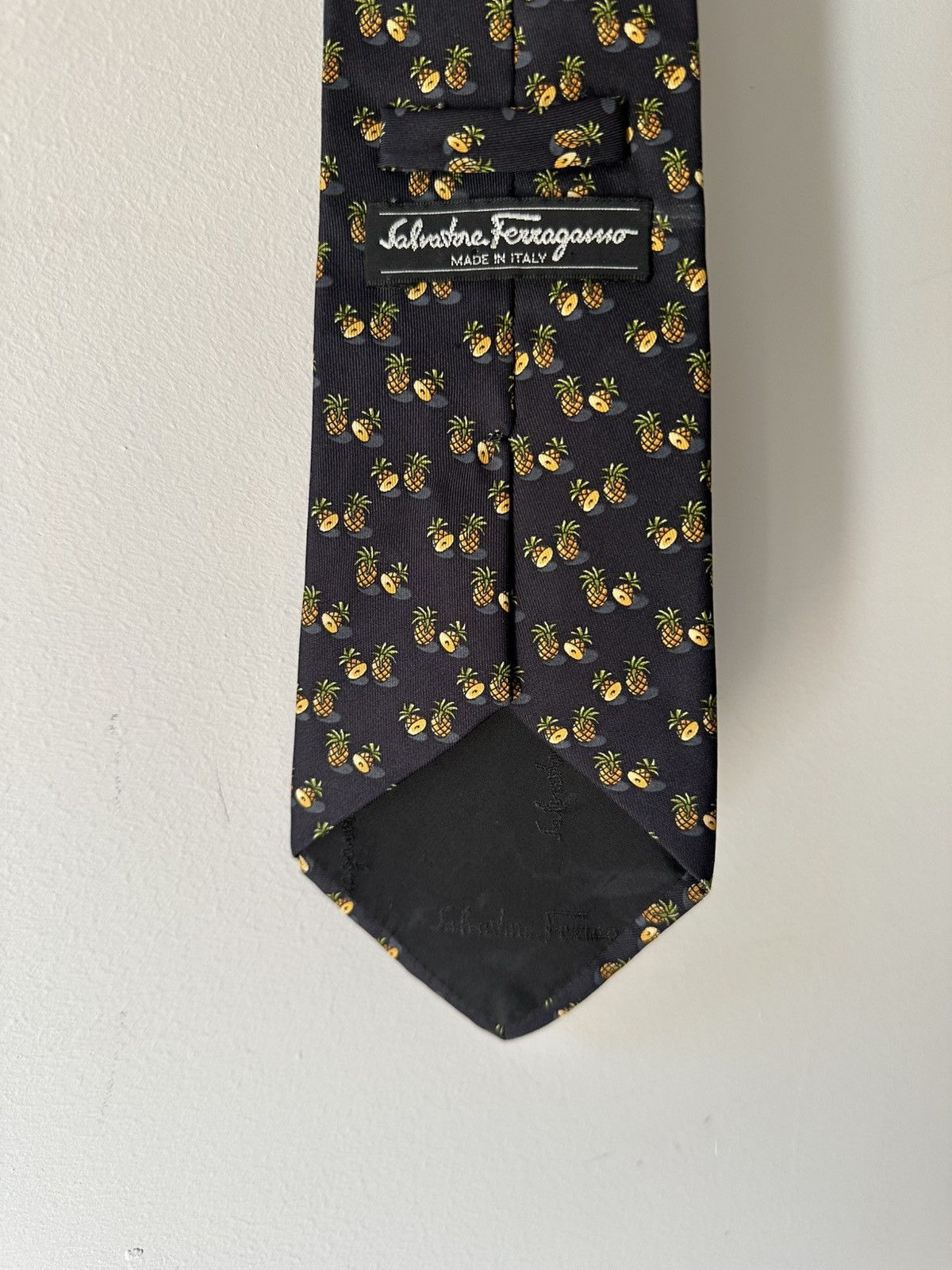 Salvatore Ferragamo Salvatore Ferragamo Silk Tie – Pineapple Print Made in Italy Size ONE SIZE - 4 Thumbnail