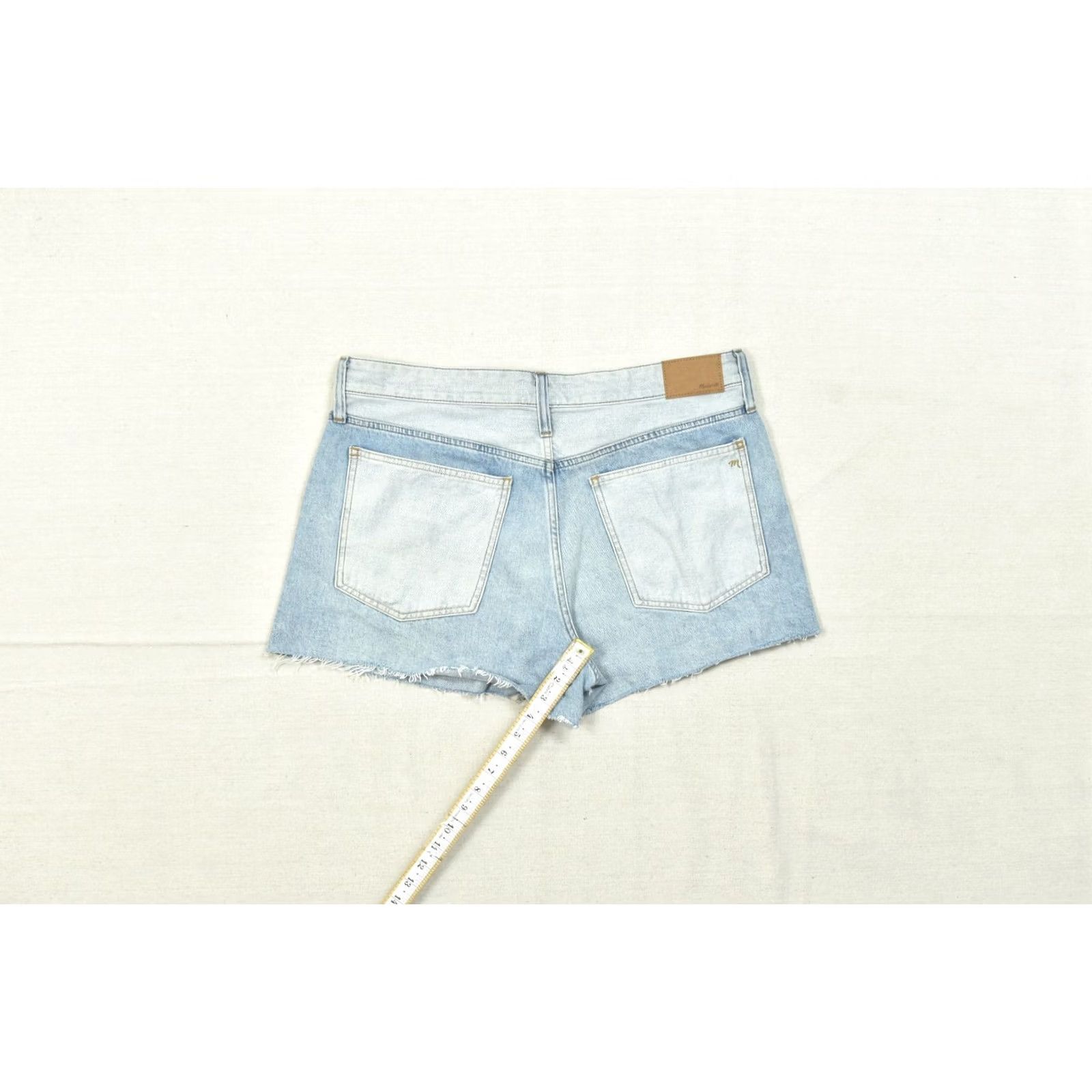 Madewell Madewell Relaxed Denim Shorts Size 33 Light Wash Raw Hem Two Tone Back Pockets Shirt Womens Regular Blue Summer 3 in Inseam Size 24" / US 00 / IT 34 - 5 Thumbnail