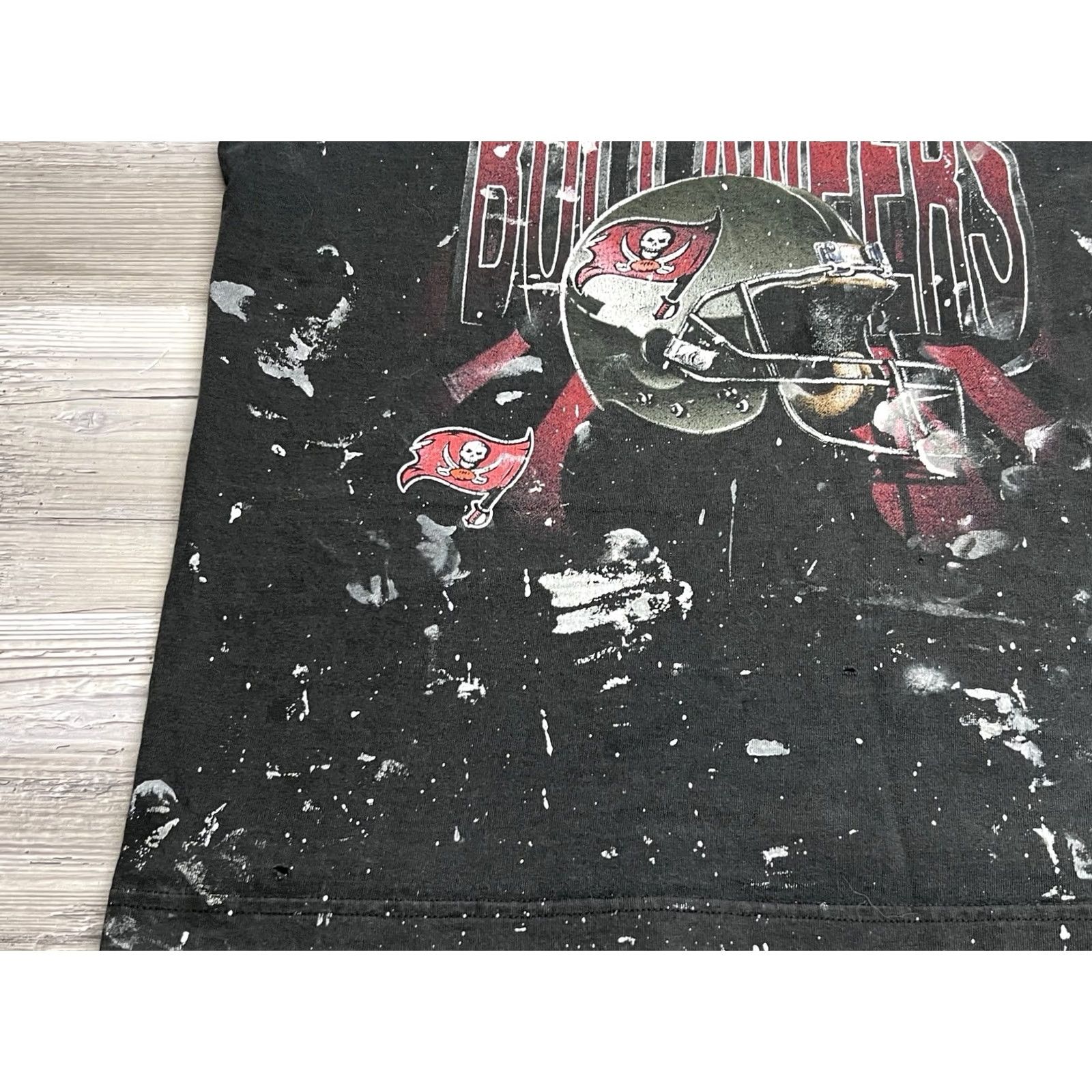 NFL Vintage True Fan Tampa Bay Buccaneers AOP Helmet Tee Shirt M Black 100% Cotton Graphic Print NFL Mens Size US M / EU 48-50 / 2 - 4 Thumbnail