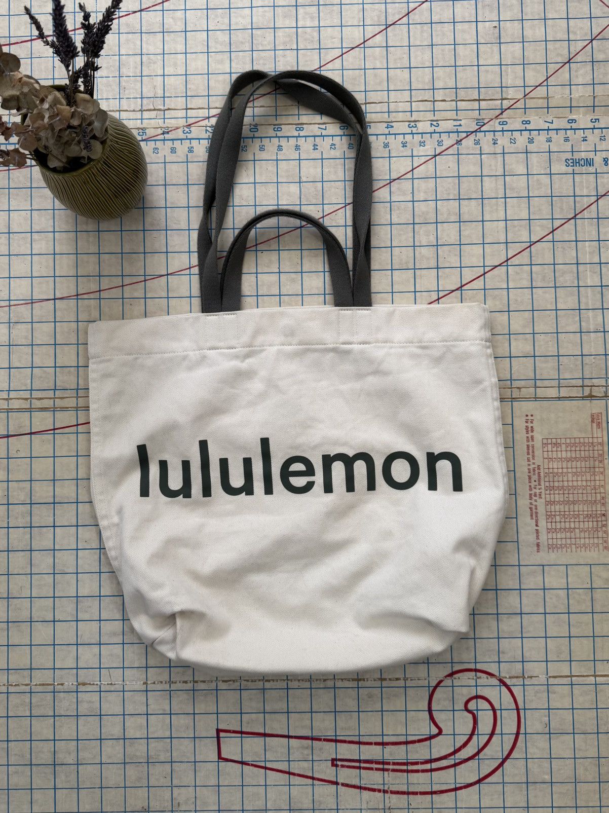 Lululemon Lululemon Spell Out Tote Bag Grey Handles OSFA Size ONE SIZE - 1 Thumbnail