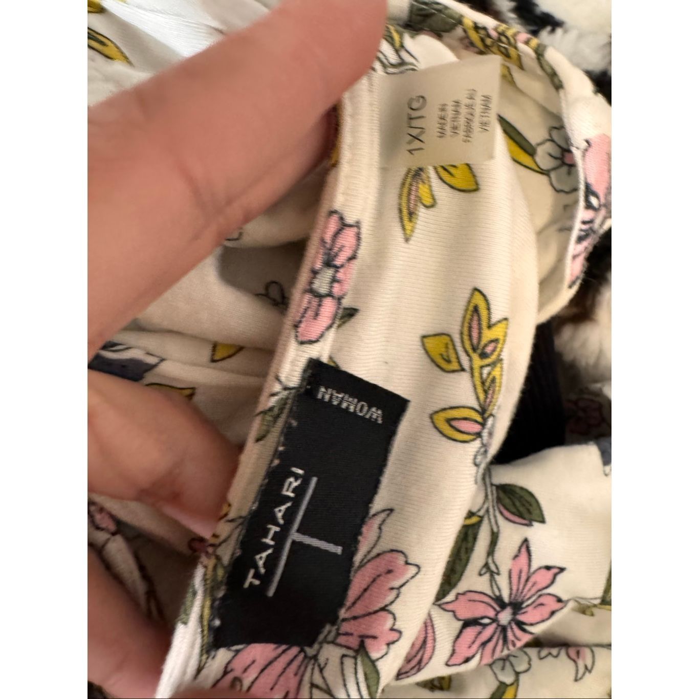 Other Tahari Women’s Floral Short Sleeve Scoop Neck Top Ivory Pink Size XL / US 12-14 / IT 48-50 - 5 Thumbnail