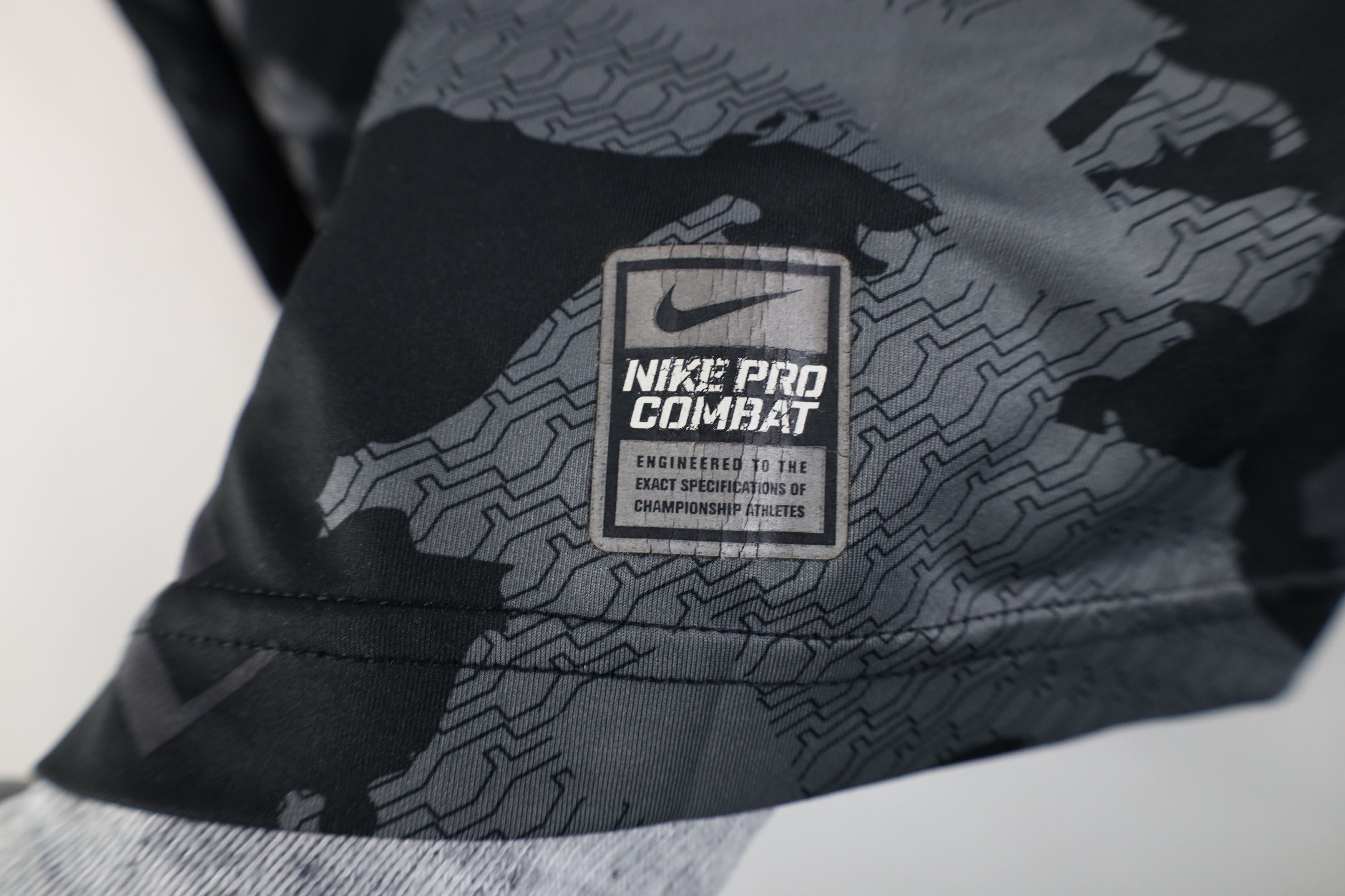 Nike Nike Pro Combat Camouflage Training Short Sleeve T-Shirt Size US XL / EU 56 / 4 - 9 Thumbnail