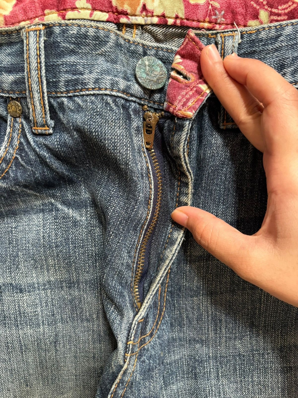 Japanese Brand Vintage Japanese Brand Sugoi Koi Fish Embroidered Baggy Jean Size US 32 / EU 48 - 3 Thumbnail
