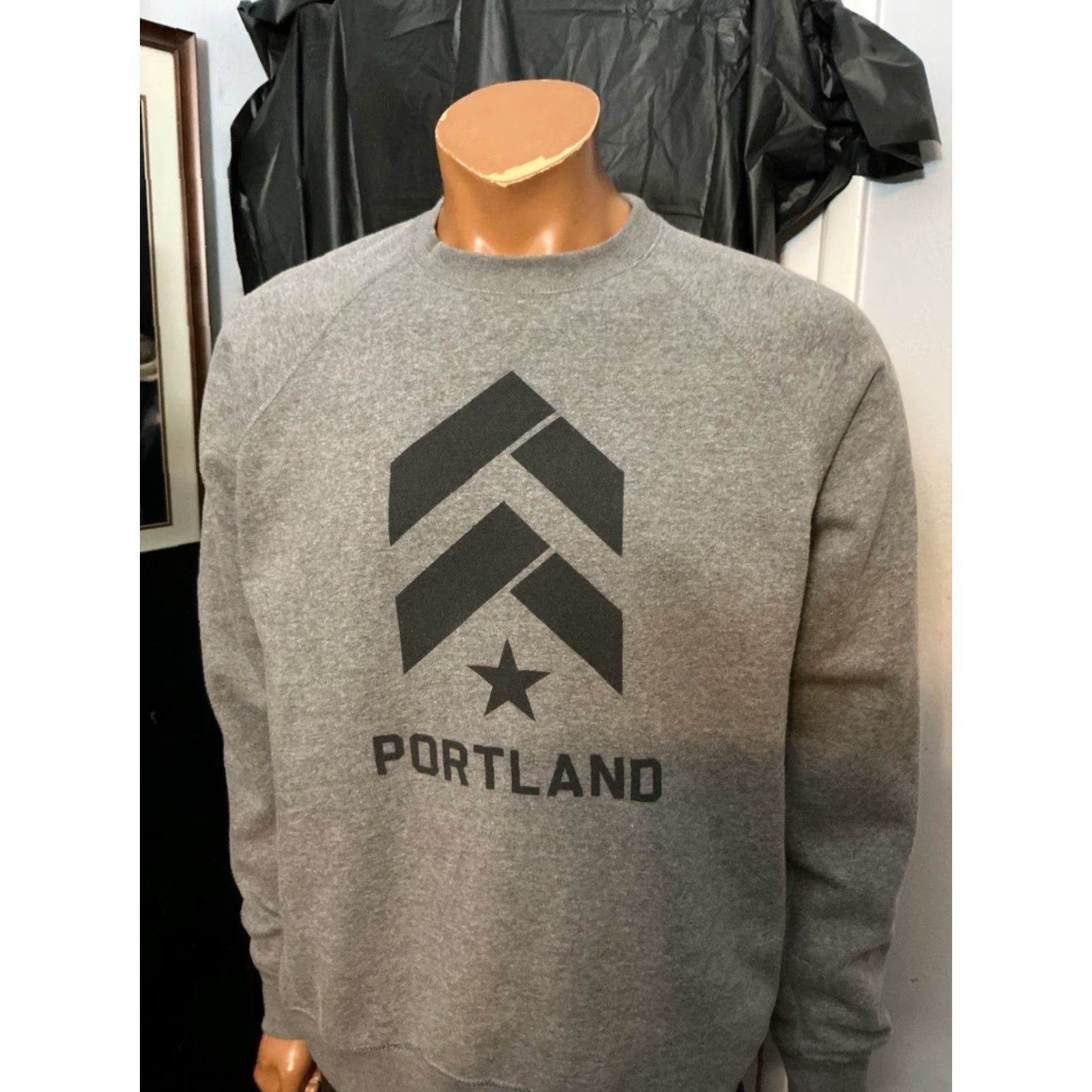 Vintage VINTAGE Barry’s Bootcamp Portland Gym Fitness Logo Gray Fleece Crewneck Sweatshirt Sz. L Mens Pullover 50 Chest 29 Length Size US L / EU 52-54 / 3 - 8 Thumbnail