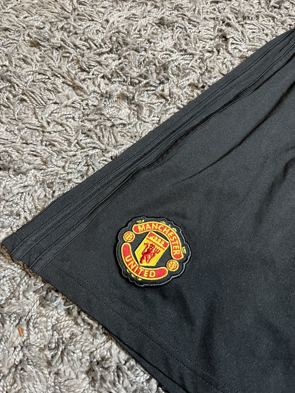 Adidas ADIDAS MANCHESTER UNITED 2018/19 SOCCER FOOTBALL SHORTS Size US 34 / EU 50 - 2 Thumbnail