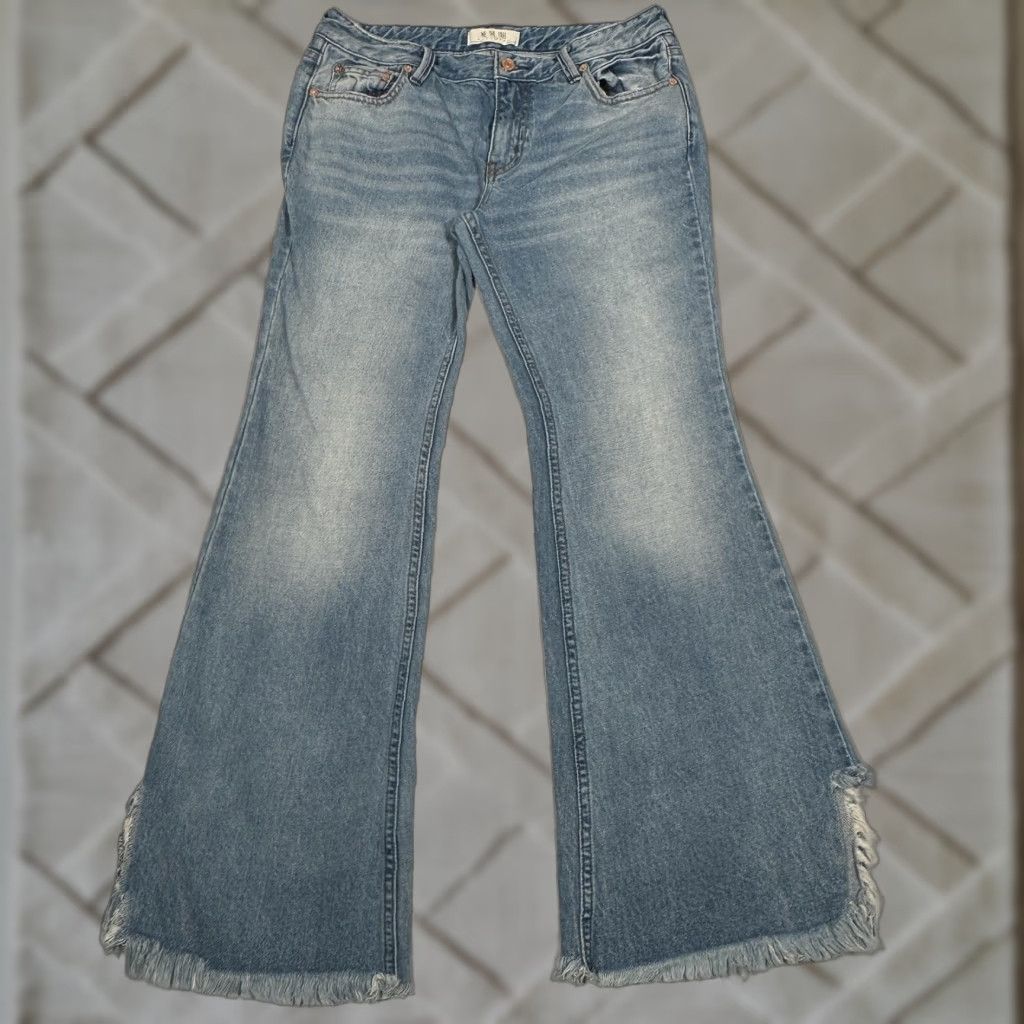 Vintage VINTAGE We The Free Women's Jeans Flared High Rise Denim 28 Blue Distressed Frayed Pockets 2010s Size 28" / US 6 / IT 42 - 1 Thumbnail