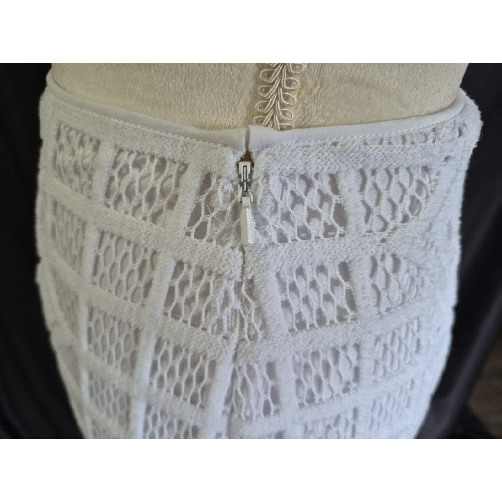Lilly Pulitzer Lilly Pulitzer White Leafy Lace Pencil Side Zip-Up Skirt XS Size 25" / US 0 / IT 36 - 4 Thumbnail