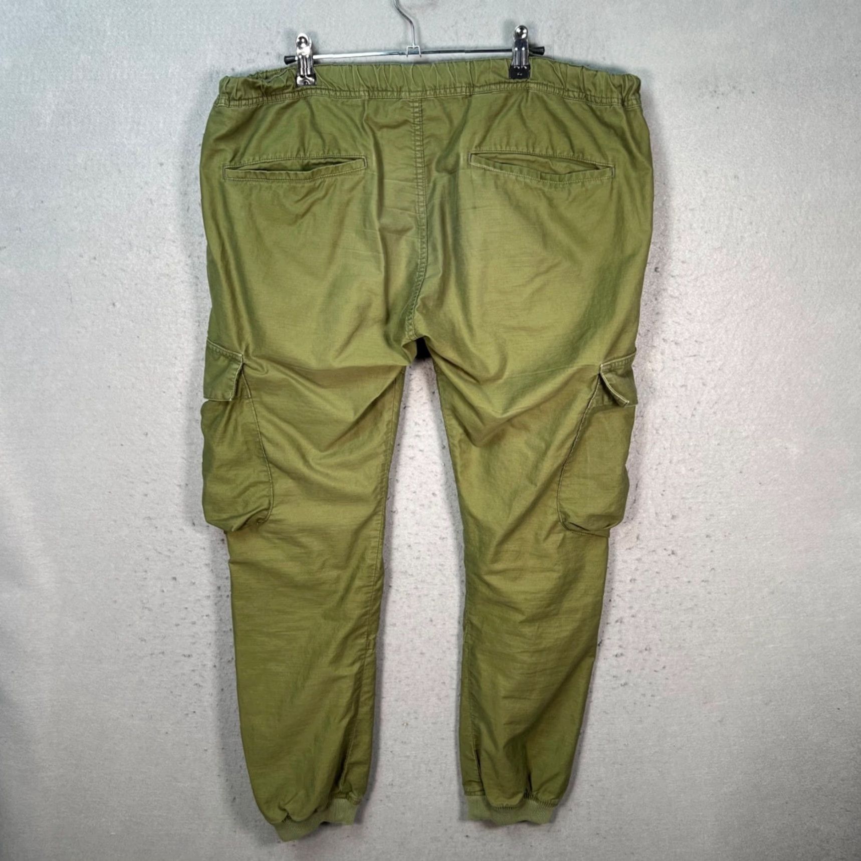 Olive Luker Tokyo Mens XL Olive Green Tapered Cargo Jogger Pants Cotton Front Logo Pockets 28in Inseam Adjustable Rise Mid Vintage No Size US 36 / EU 52 - 2 Thumbnail