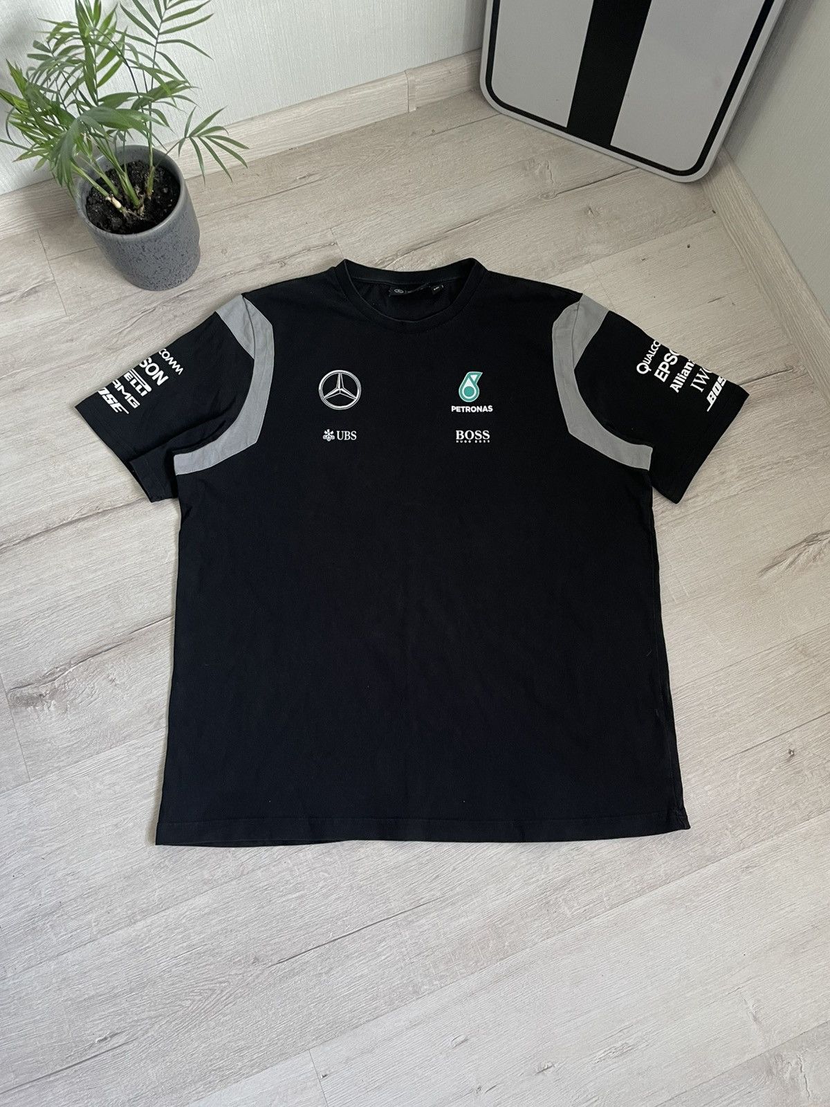 Formula 1 × Mercedes-Benz Mercedes Benz Amg Formula 1 Petronas One Team Size XL Race Size US XXL / EU 58 / 5 - 3 Thumbnail