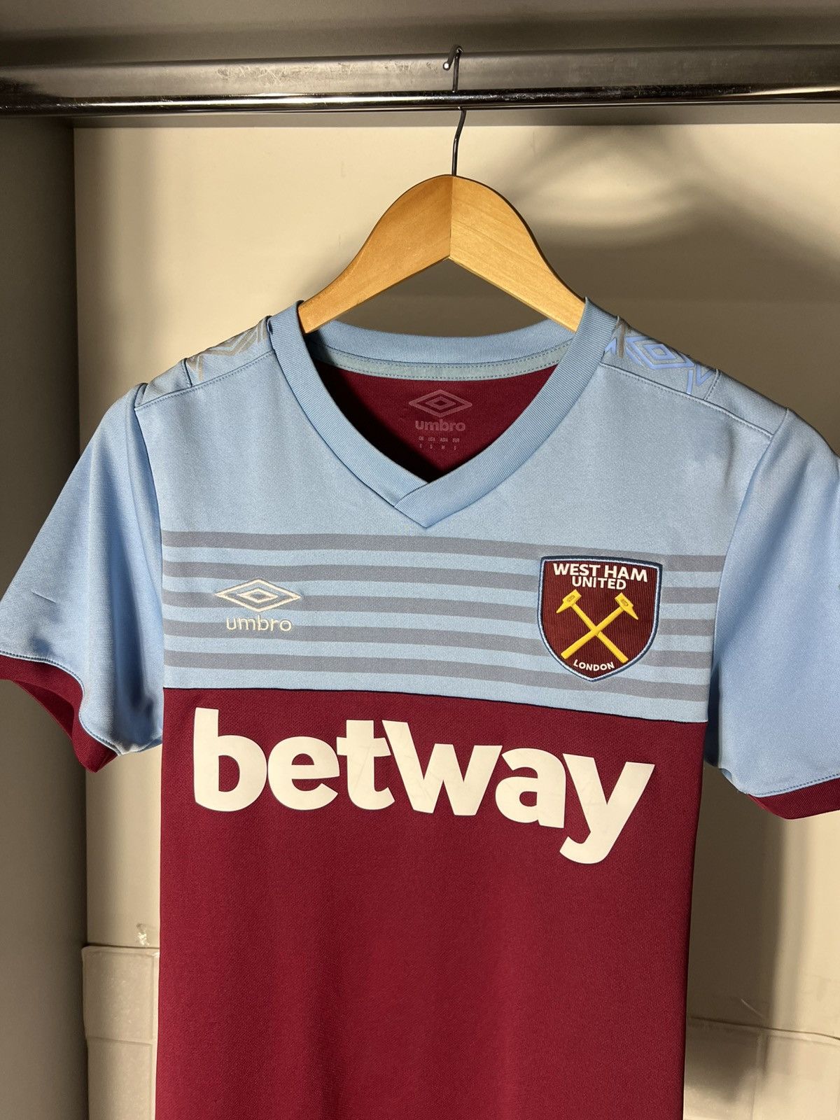 Umbro VINTAGE UMBRO FC WEST HAM UNITED ENGLAND SOCCER JERSEY RETRO Size US S / EU 44-46 / 1 - 4 Thumbnail