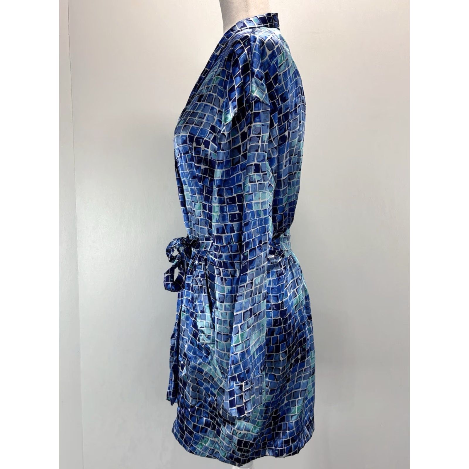 Victoria's Secret Victoria’s Secret Short Satin Robe One Size Women’s Blue Mosaic Belted Satin Robe Geometric Pattern 3/4 Sleeve Belted Virginia? Size 42" / US 20 - 2 Thumbnail