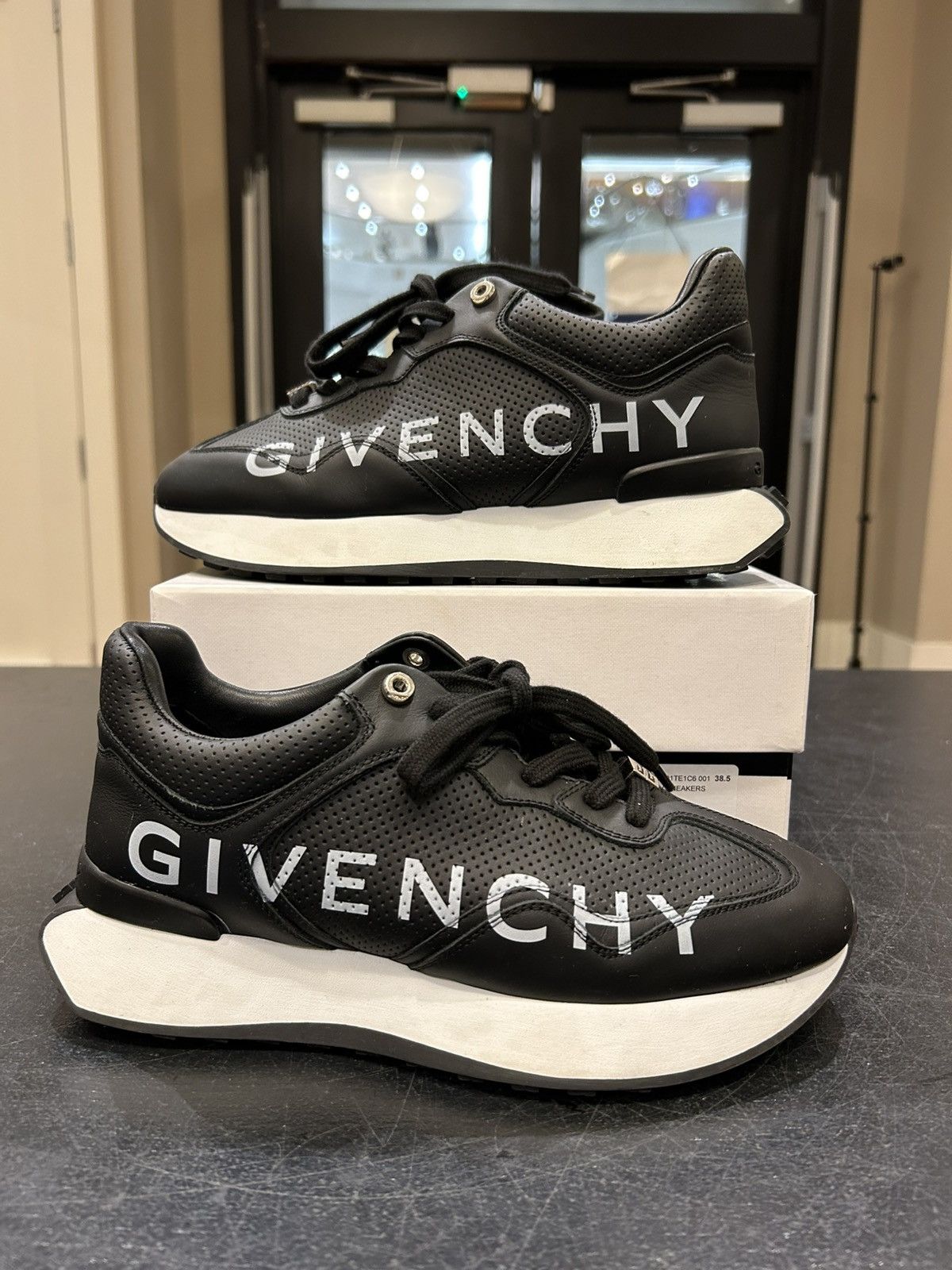 Givenchy Givenchy Spectre Runner Sneaker - Black Size US 5 / EU 37 - 1 Thumbnail