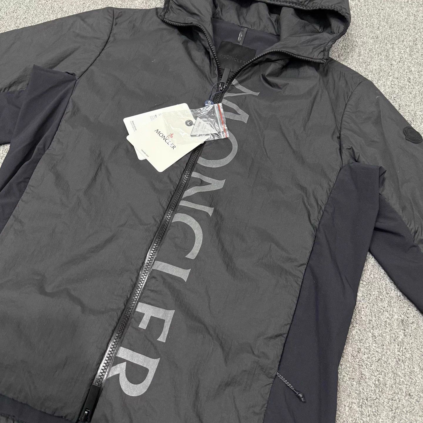 Moncler Moncler black tech embossed logo puffer 3 unused Size US L / EU 52-54 / 3 - 3 Thumbnail