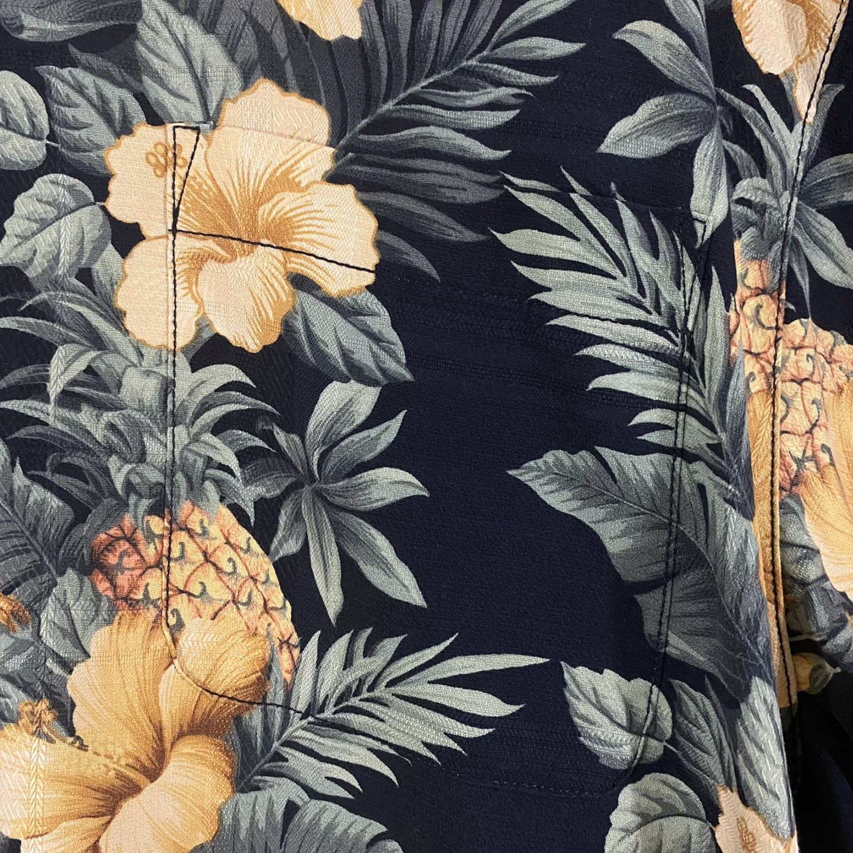 Tommy Bahama Tommy Bahama Shirt Mens Large Black Yellow 100% Silk Hawaiian Pineapple Floral Shirt Casual Hawaiian 90s? Size US L / EU 52-54 / 3 - 3 Thumbnail