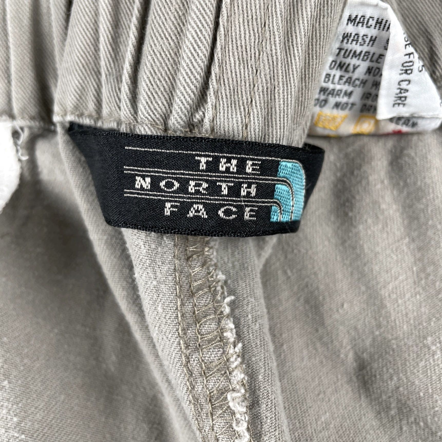 The North Face VINTAGE The North Face Mens Large Khaki Cargo Shorts Adjustable Belt Hiking EUC Size US 33 - 5 Thumbnail