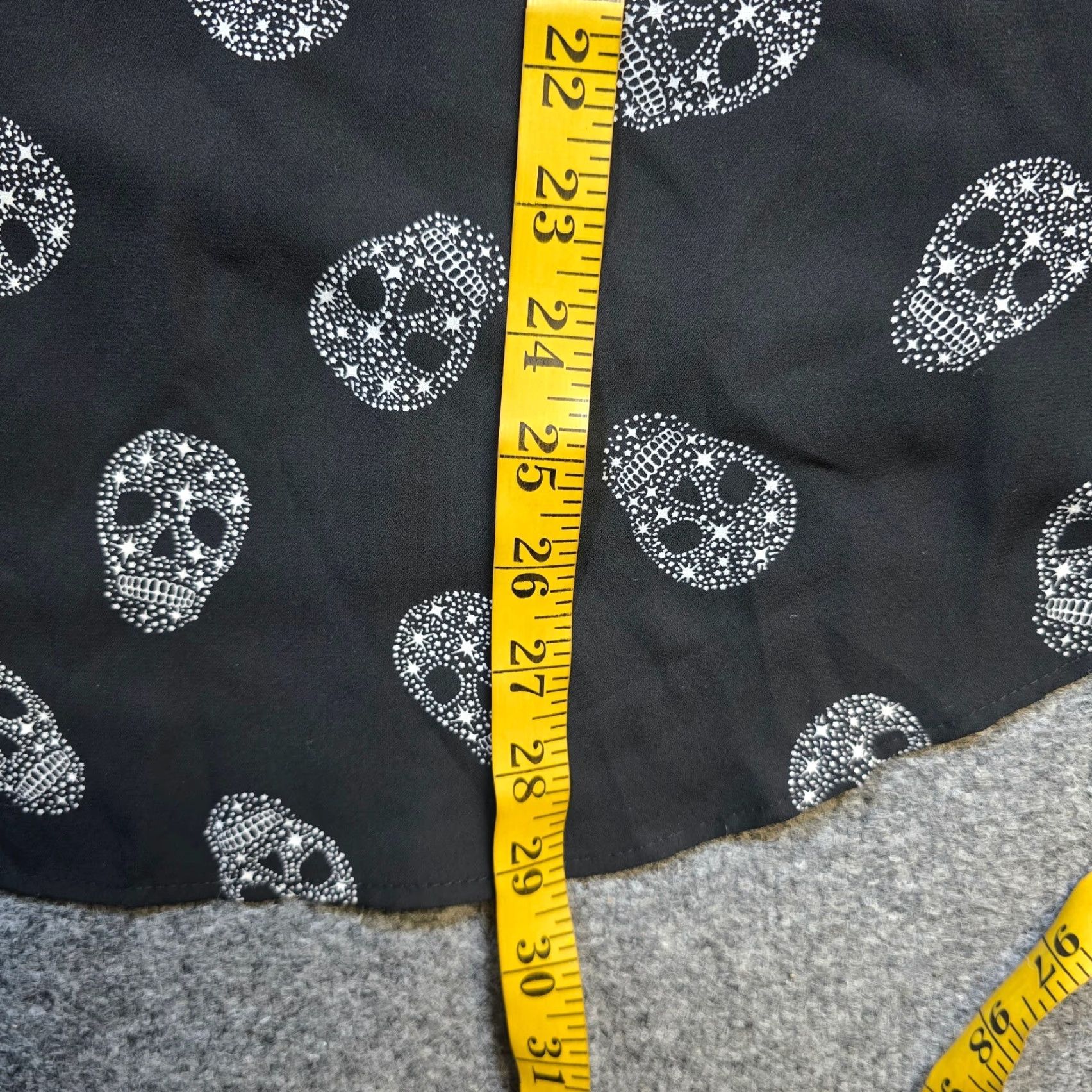 Torrid Torrid Top Women 2X Black Skull Short Sleeve Round Neck Casual Goth Blouse Knit Rayon Spandex Halloween 90s? Size XXL / US 16-18 / IT 52-54 - 6 Thumbnail