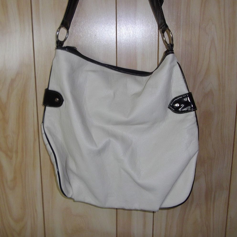 Other Avon Vintage Cream & Black Soft Faux Leather Shoulder Bag Size ONE SIZE - 2 Thumbnail