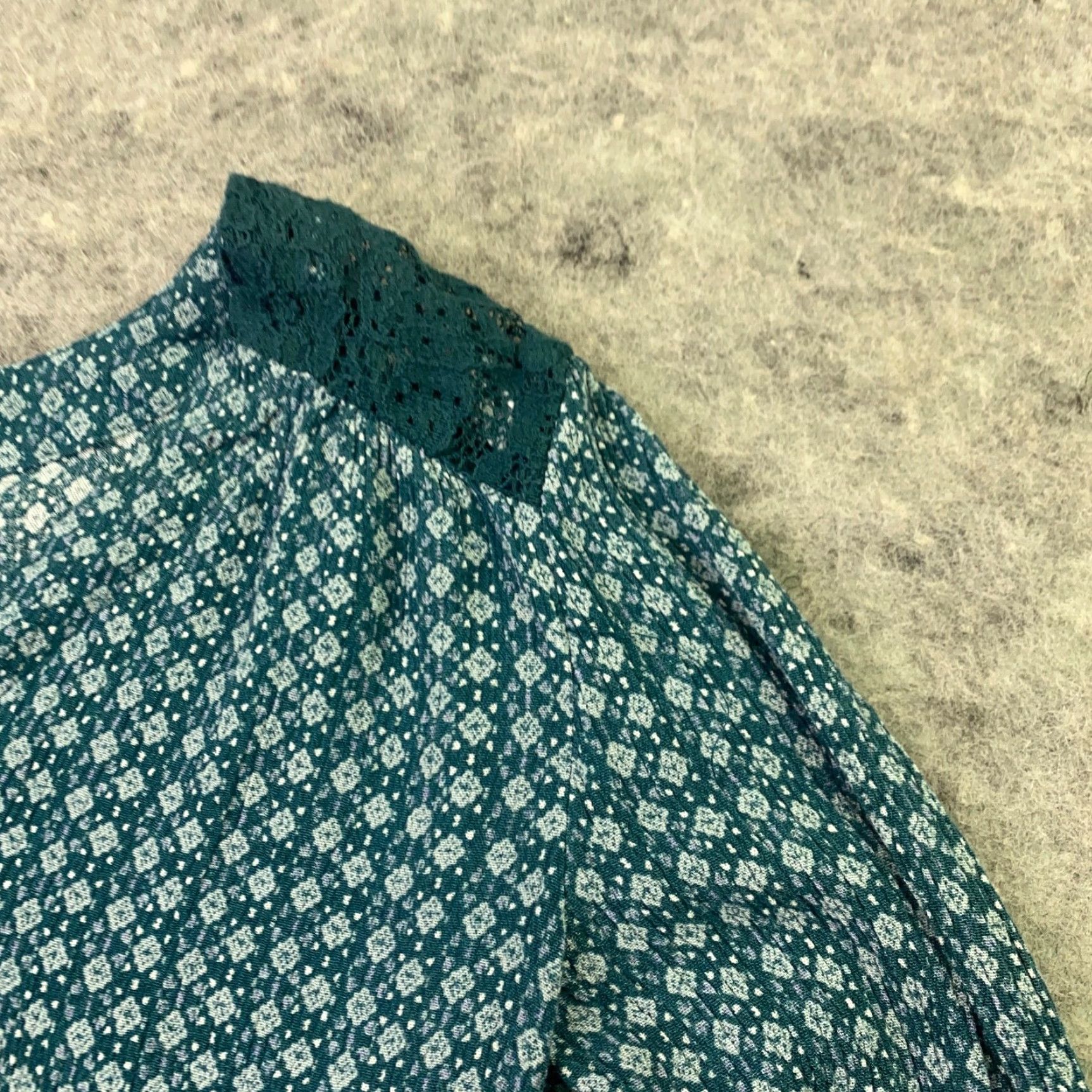 Vintage Maurices Womens Shirt Top XS Green V Neck Lace Accents Rayon Long Sleeve Geometric Tunic Blouse Size XS / US 0-2 / IT 36-38 - 6 Thumbnail