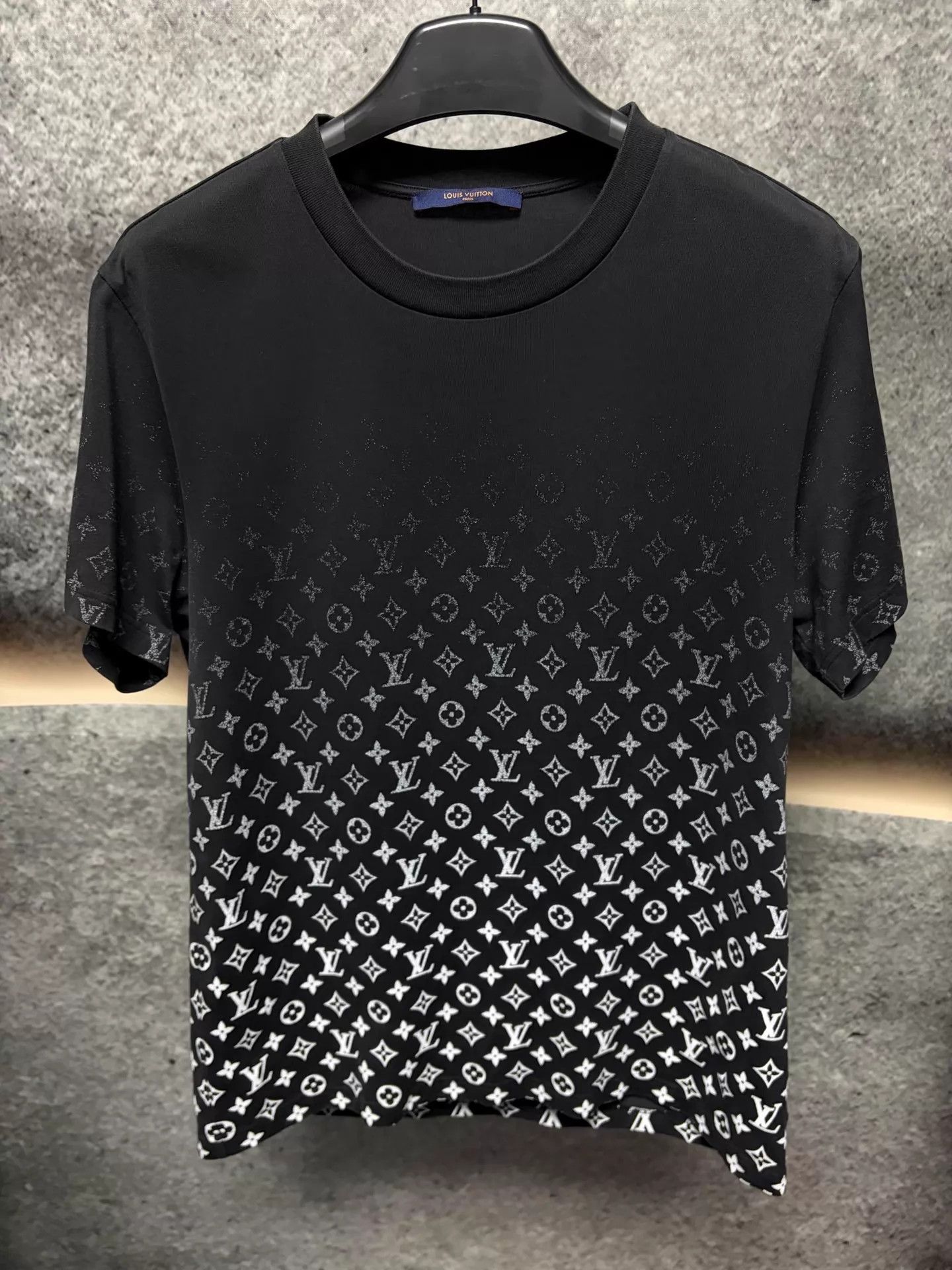 Louis Vuitton LV Black Gradient Monogram Short Sleeve T-Shirt L Size US L / EU 52-54 / 3 - 1 Thumbnail