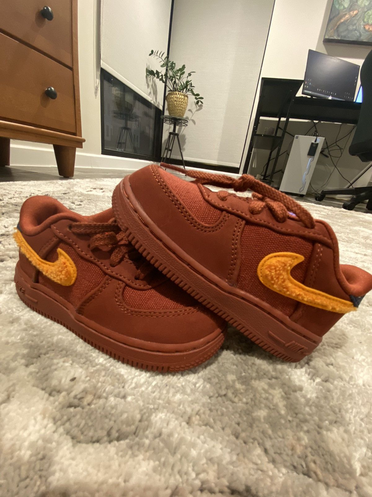 Nike NIKE AIR FORCE 1 REDSTONE (KIDS) Size US 8 / EU 41 - 1 Thumbnail