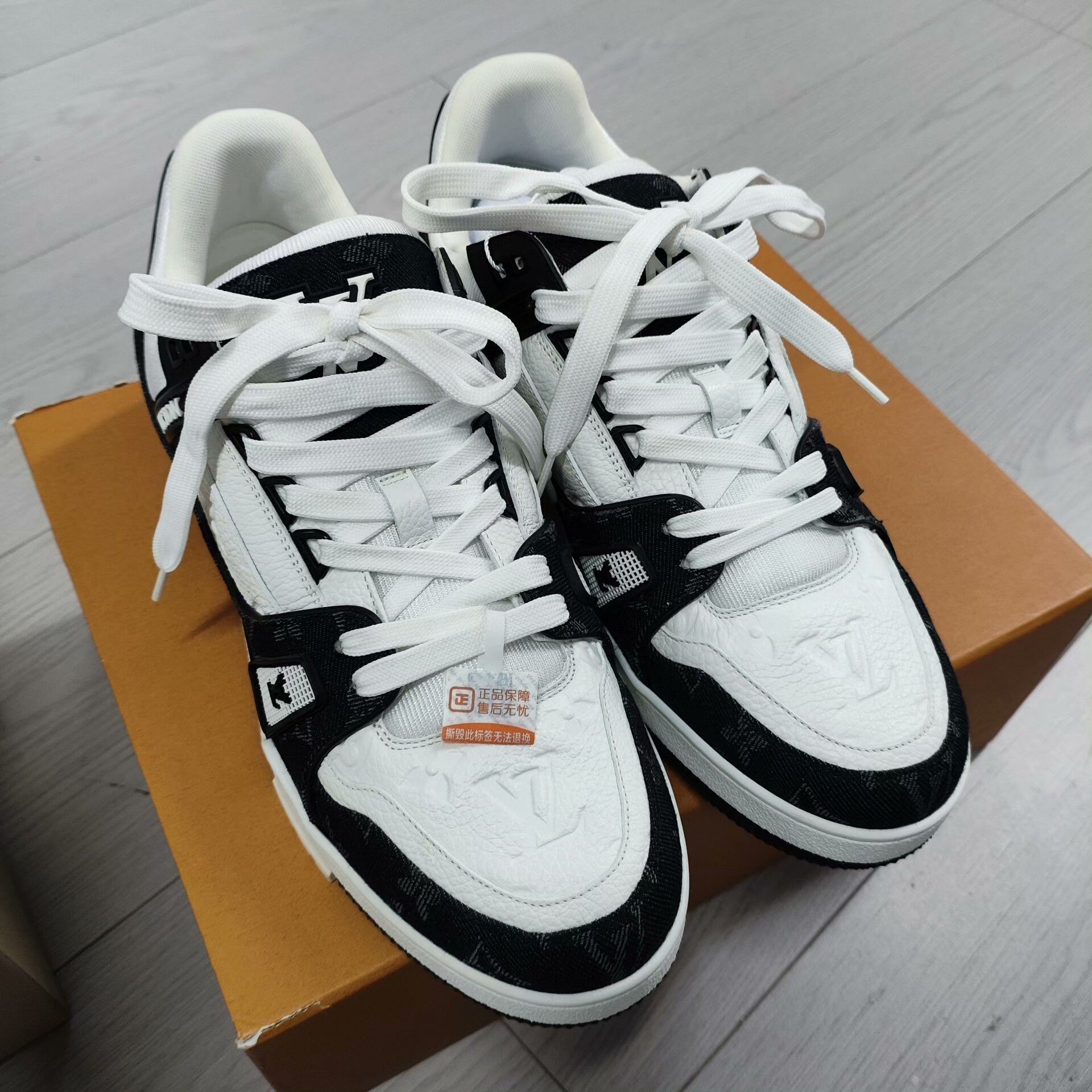 Louis Vuitton Louis Vuitton Black Lowtop Sneakers 8 Men Size US 8 / EU 41 - 1 Thumbnail