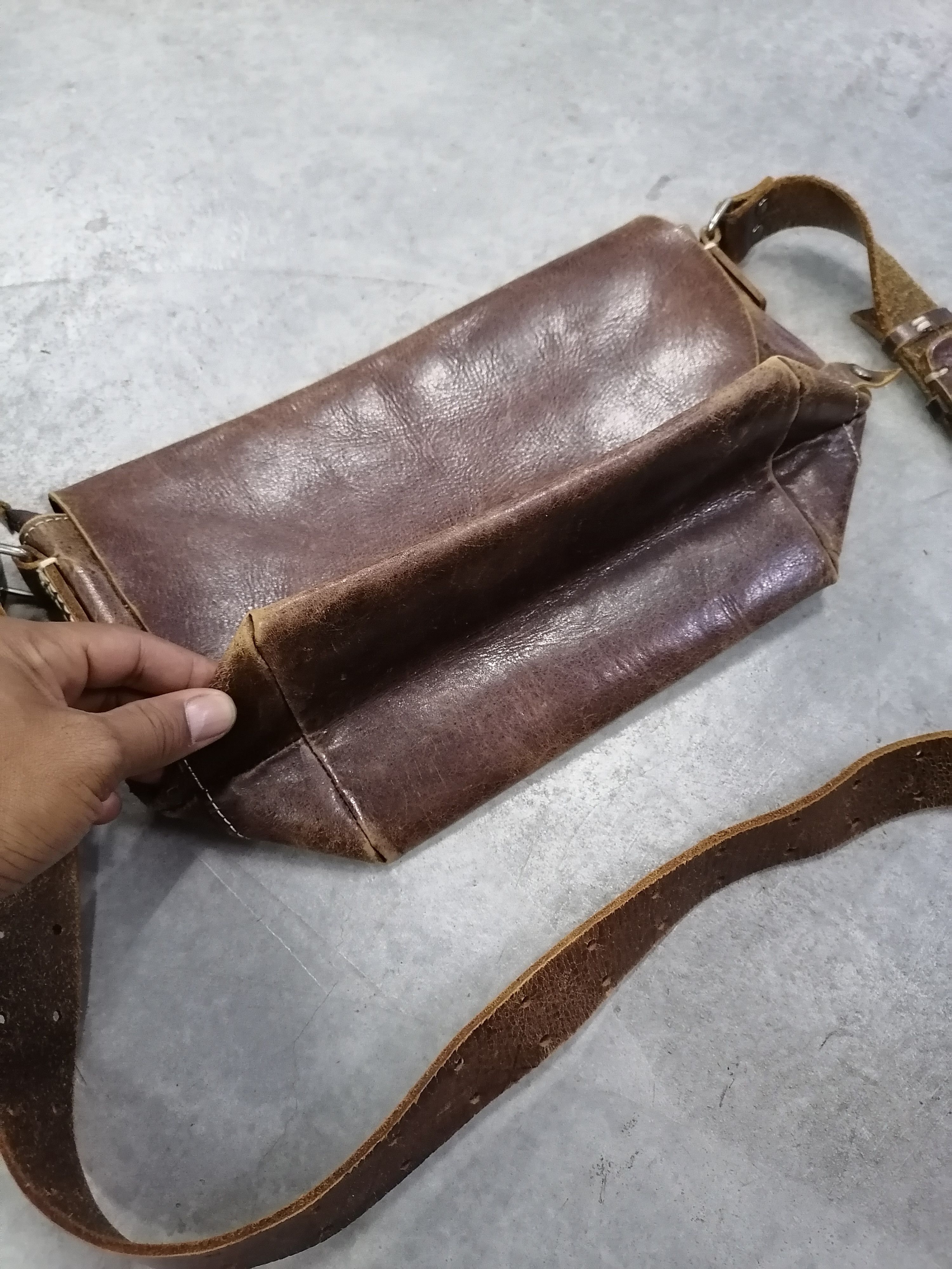 Japanese Brand H 1203 Mano Fece Japan Patina Leather Sling / Crossbody Bag Size ONE SIZE - 9 Thumbnail