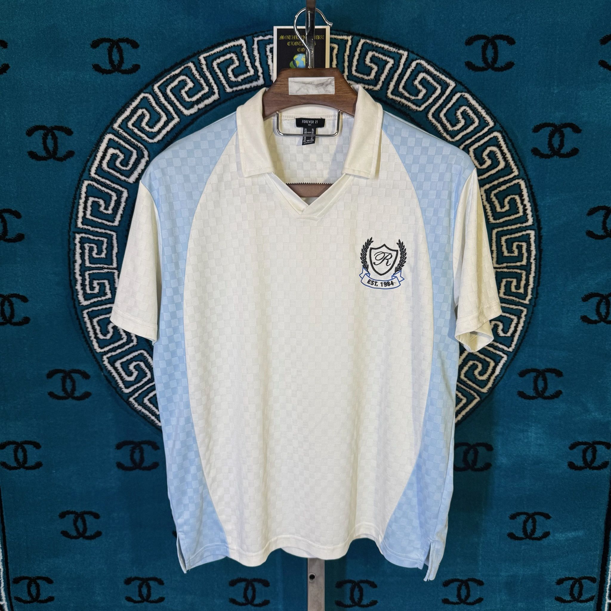 Forever 21 RICH CREST LOGOS MOTIF S/S JERSEY T SHIRT Size US XL / EU 56 / 4 - 1 Thumbnail
