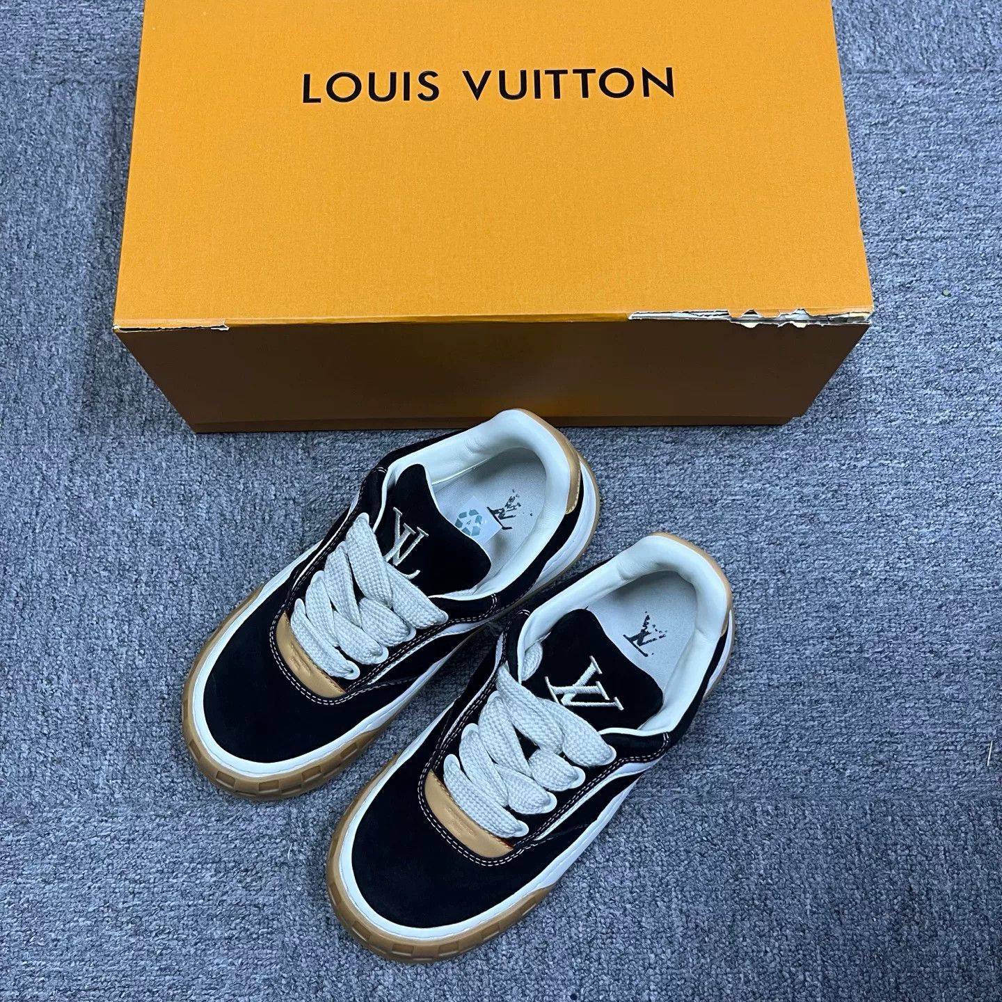 Louis Vuitton Louis Vuitton Leather Black Lowtop Sneakers 6 Women Size US 6 / IT 36 - 1 Thumbnail