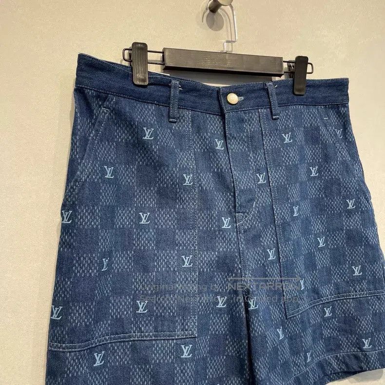 Louis Vuitton Louis Vuitton Blue full logo Jean shorts Size US 34 / EU 50 - 3 Thumbnail