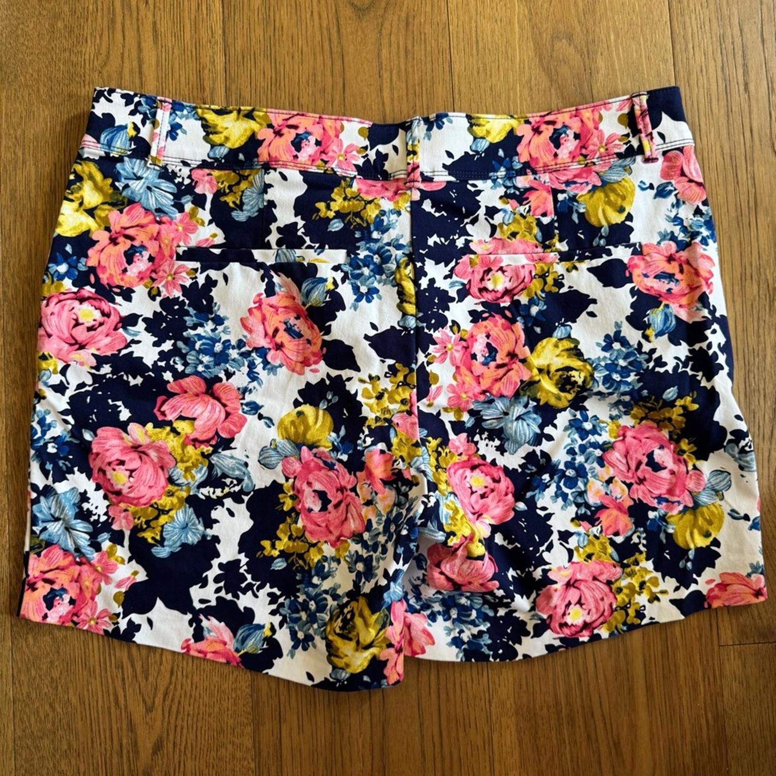 Isaac Mizrahi Isaac Mizrahi Size 16 Floral Shorts Size 38" / US 16 / IT 52 - 1 Thumbnail