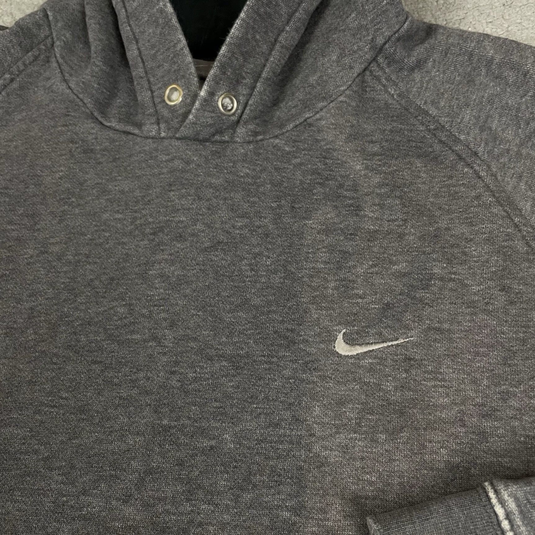 Nike VINTAGE Nike Hoodie Mens L Gray Pullover Sweatshirt Swoosh Distressed 90s Graphic Print Hooded Pockets Crew Neck Size US L / EU 52-54 / 3 - 3 Thumbnail