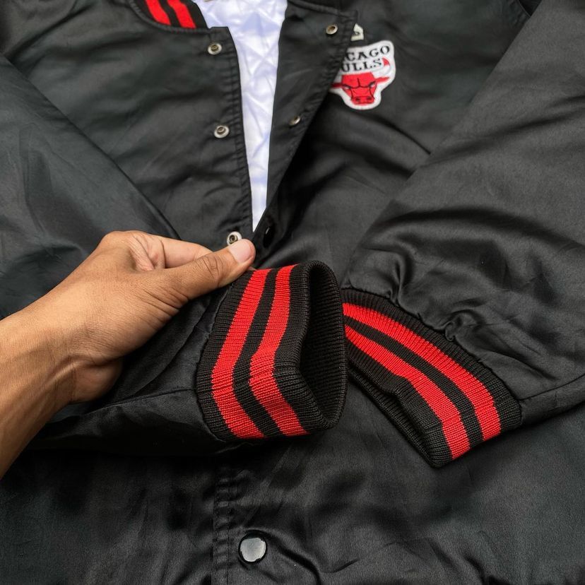 NBA CHICAGO BULLS VINTAGE JACKET RARE ITEM Size US XL / EU 56 / 4 - 4 Thumbnail