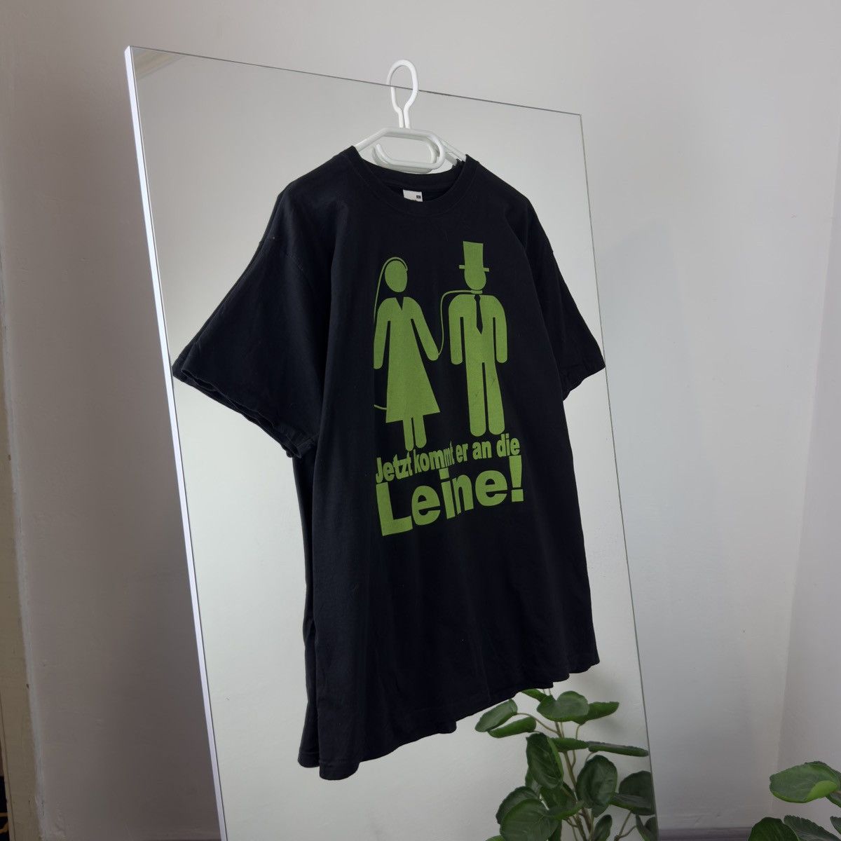 Other Crazy T-shirt Now He’s On A Leash Humor Tee Vintage Size US XL / EU 56 / 4 - 4 Thumbnail