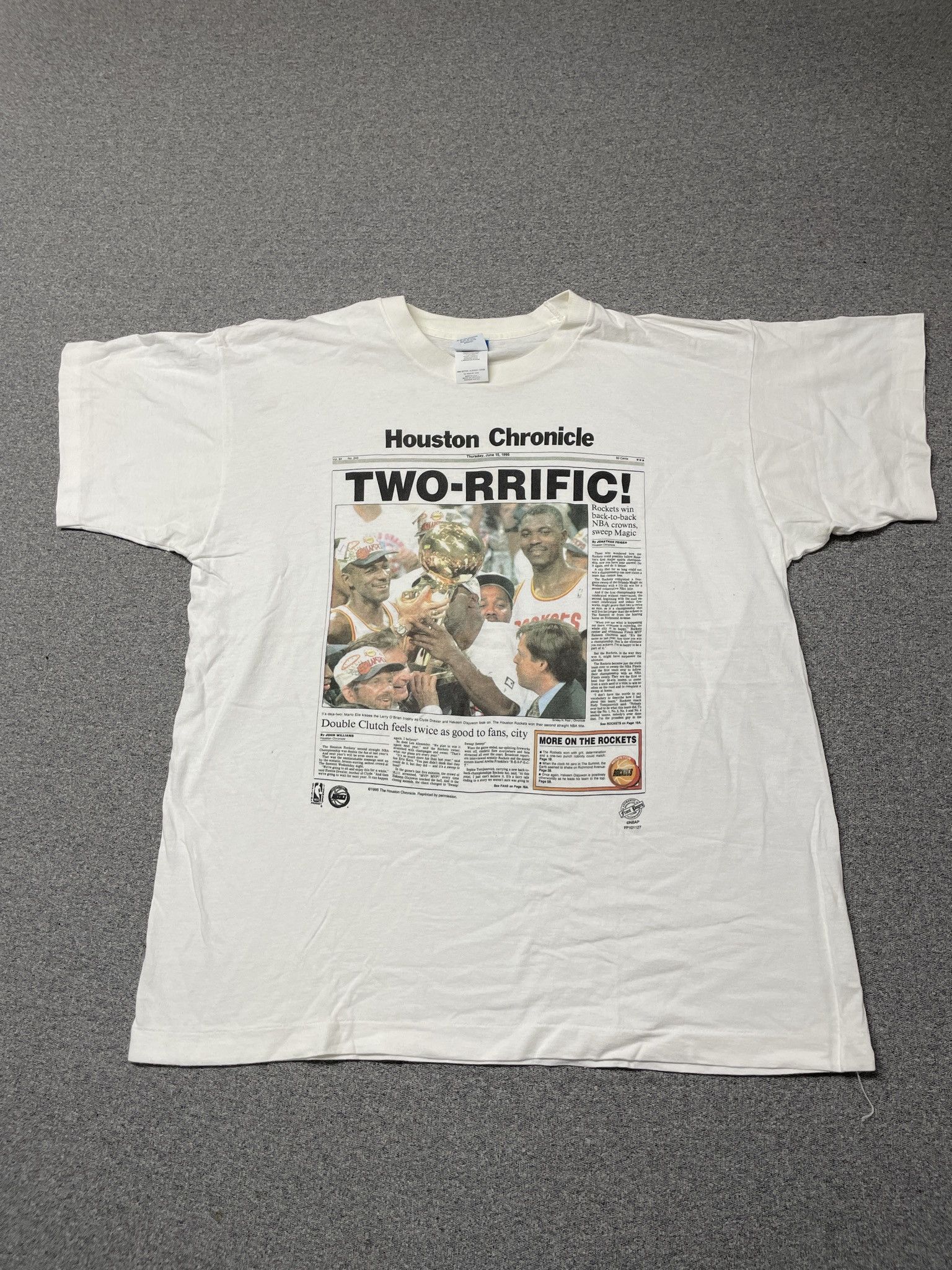 Fruit Of The Loom Vintage 1995 Houston Rockets NBA 90s Front Page T-Shirt Size US XL / EU 56 / 4 - 2 Thumbnail
