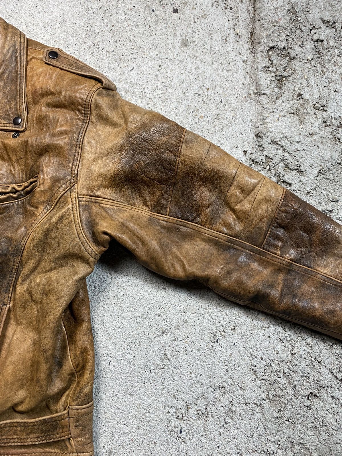 Vintage Vintage leather jacket bomber chevignon 90s USA distressed Size US XL / EU 56 / 4 - 8 Thumbnail
