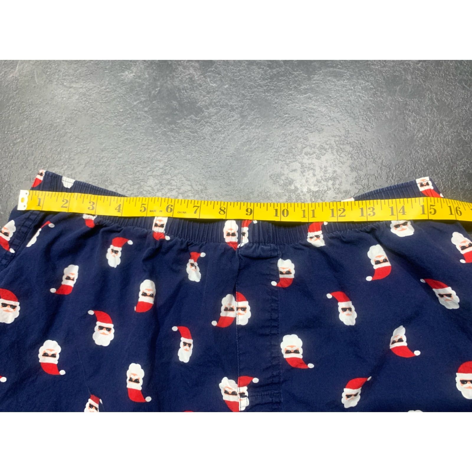 Old Navy Old Navy Shorts Womens L Blue Santa Claus Christmas Chino Elastic Waist 2in Inseam Geometric Pattern Size 36" / US 14 / IT 50 - 3 Thumbnail
