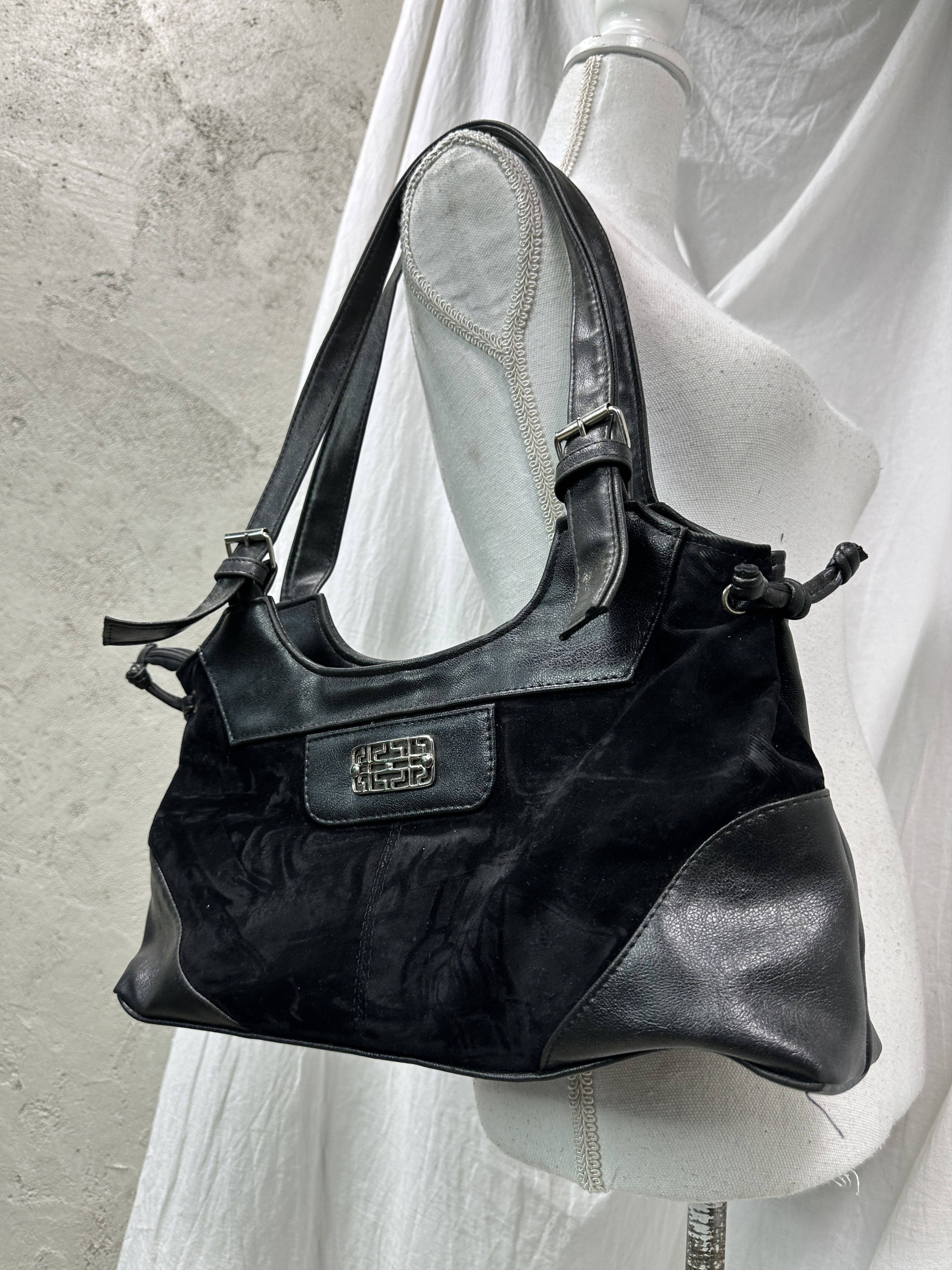 Vintage Vintage Avant Garde Velvet Baguette Bag Y2K Size ONE SIZE - 1 Thumbnail