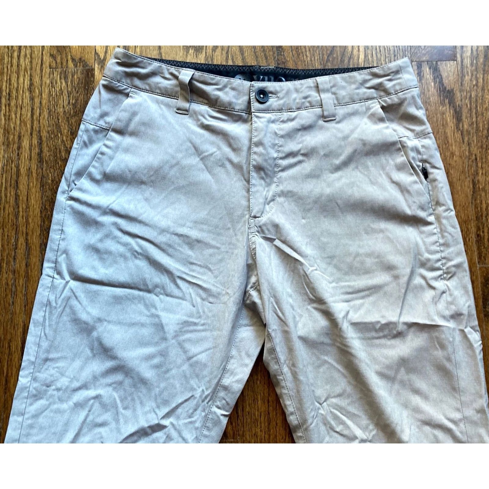 Vuori Vuori Mens Size 28 Chino Pants 5-Pocket Beige Stretch Athletic Knit 100% Polyester Classic Straight Rise Mid Inseam 31 Sport Casual Workwear Size US 28 / EU 44 - 2 Thumbnail