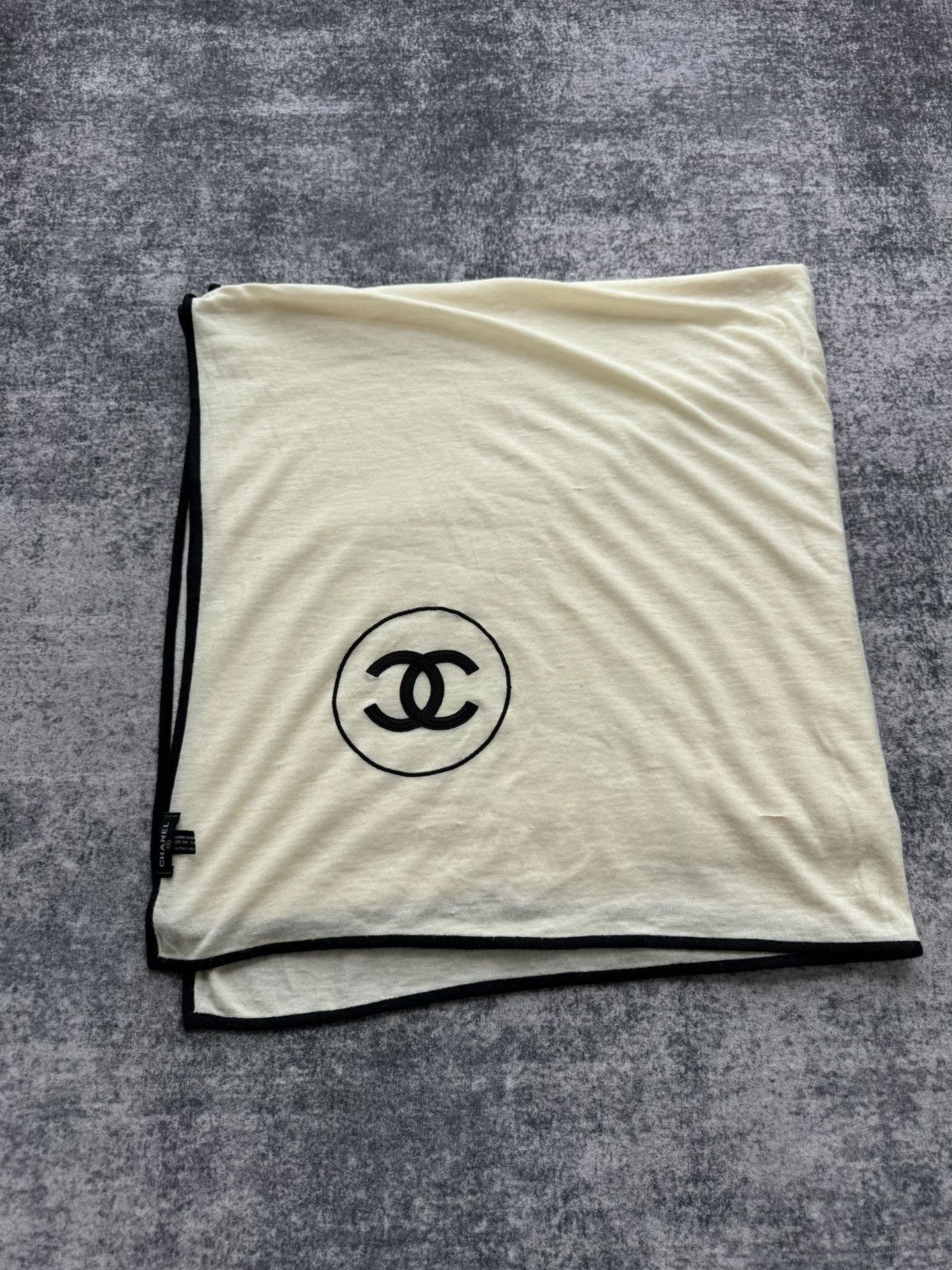 Chanel Chanel Beige Cashmere Oversized Shawl Size ONE SIZE - 1 Thumbnail