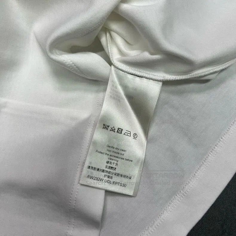 Louis Vuitton Louis Vuitton Logo Short Sleeve T. Size US S / EU 44-46 / 1 - 5 Thumbnail