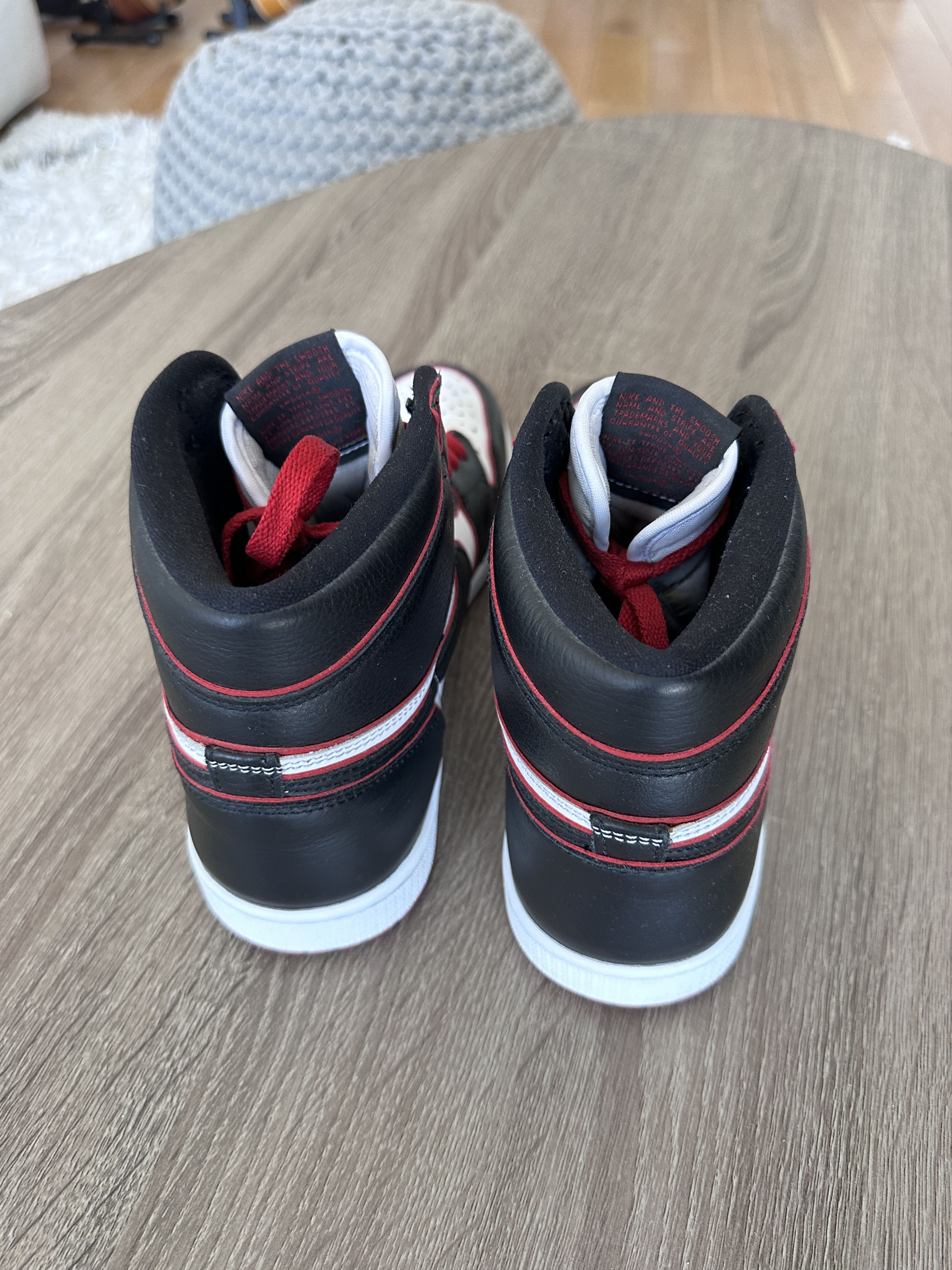 Nike Jordan 1 Retro High Bloodline 2019 (White/Black/Red) Size US 8 / EU 41 - 4 Thumbnail