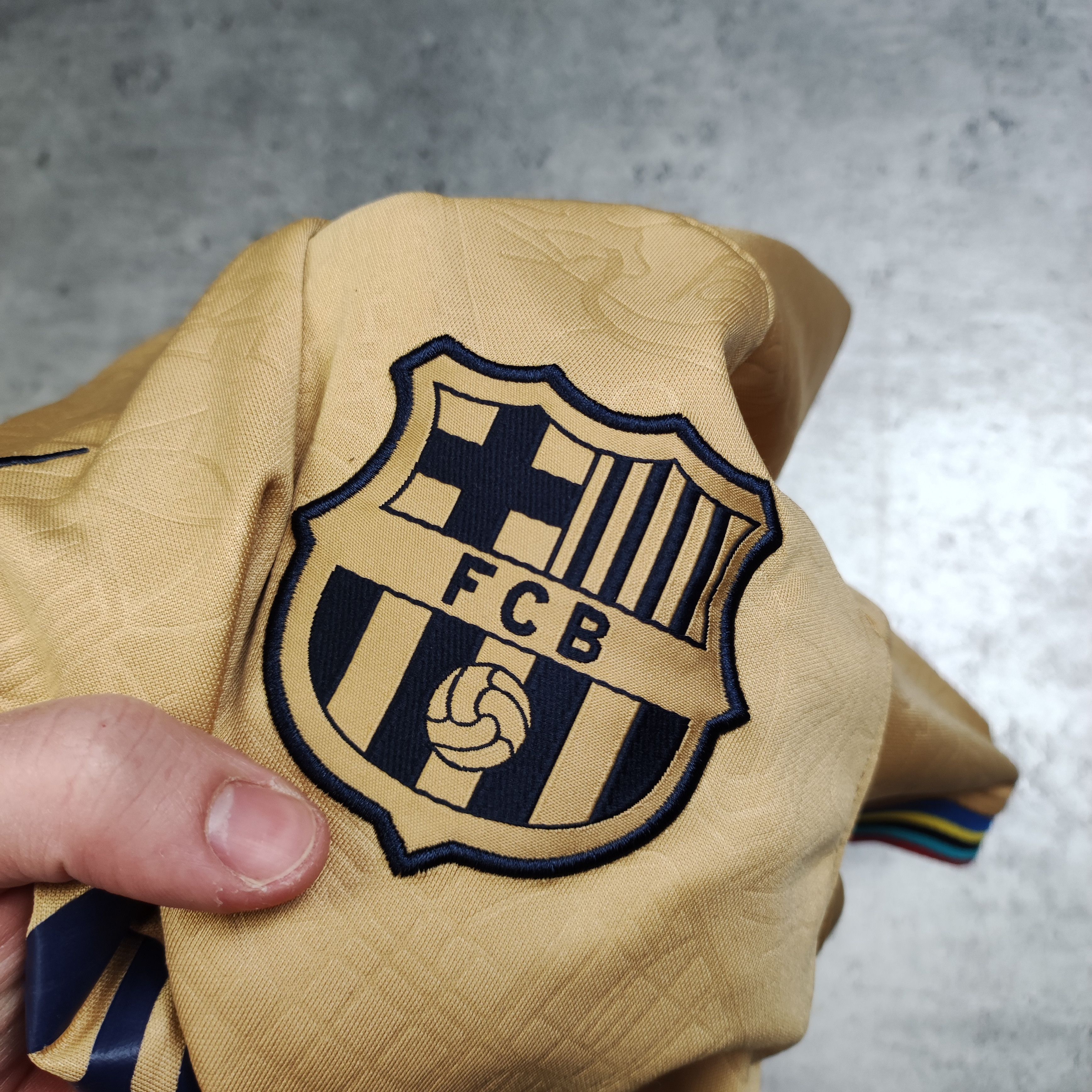 Nike RARE FC Barcelona Away 2022 Gold Spotify Football Jersey Size US M / EU 48-50 / 2 - 6 Thumbnail