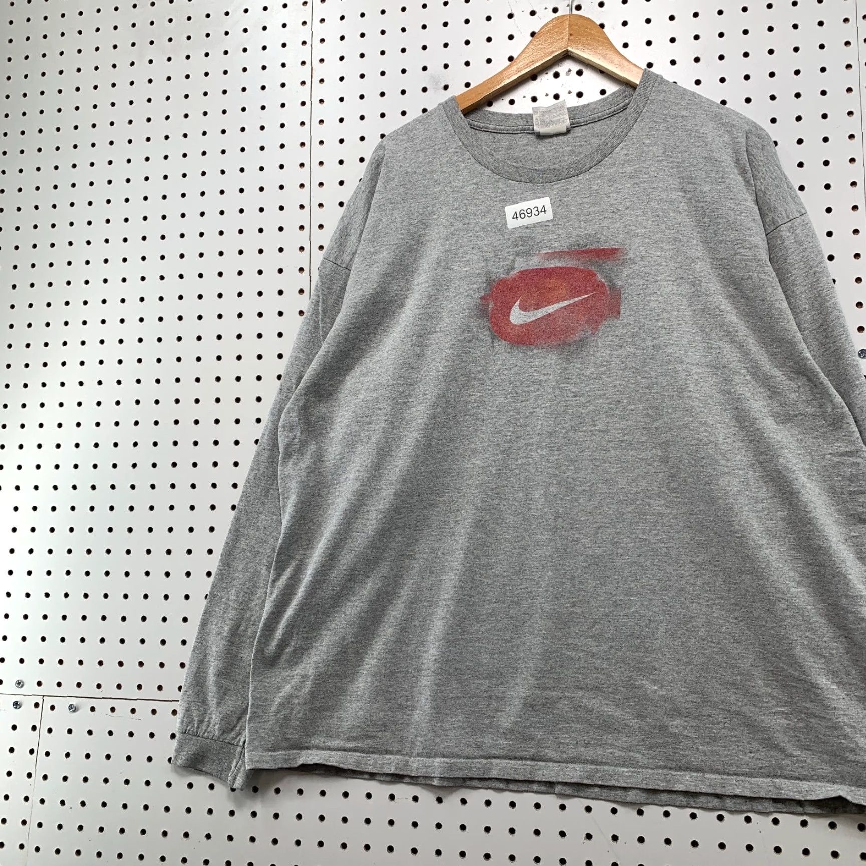 Nike VINTAGE Nike T Shirt Mens 2XL Gray Center Swoosh Long Sleeve Distressed Size US XXL / EU 58 / 5 - 4 Thumbnail