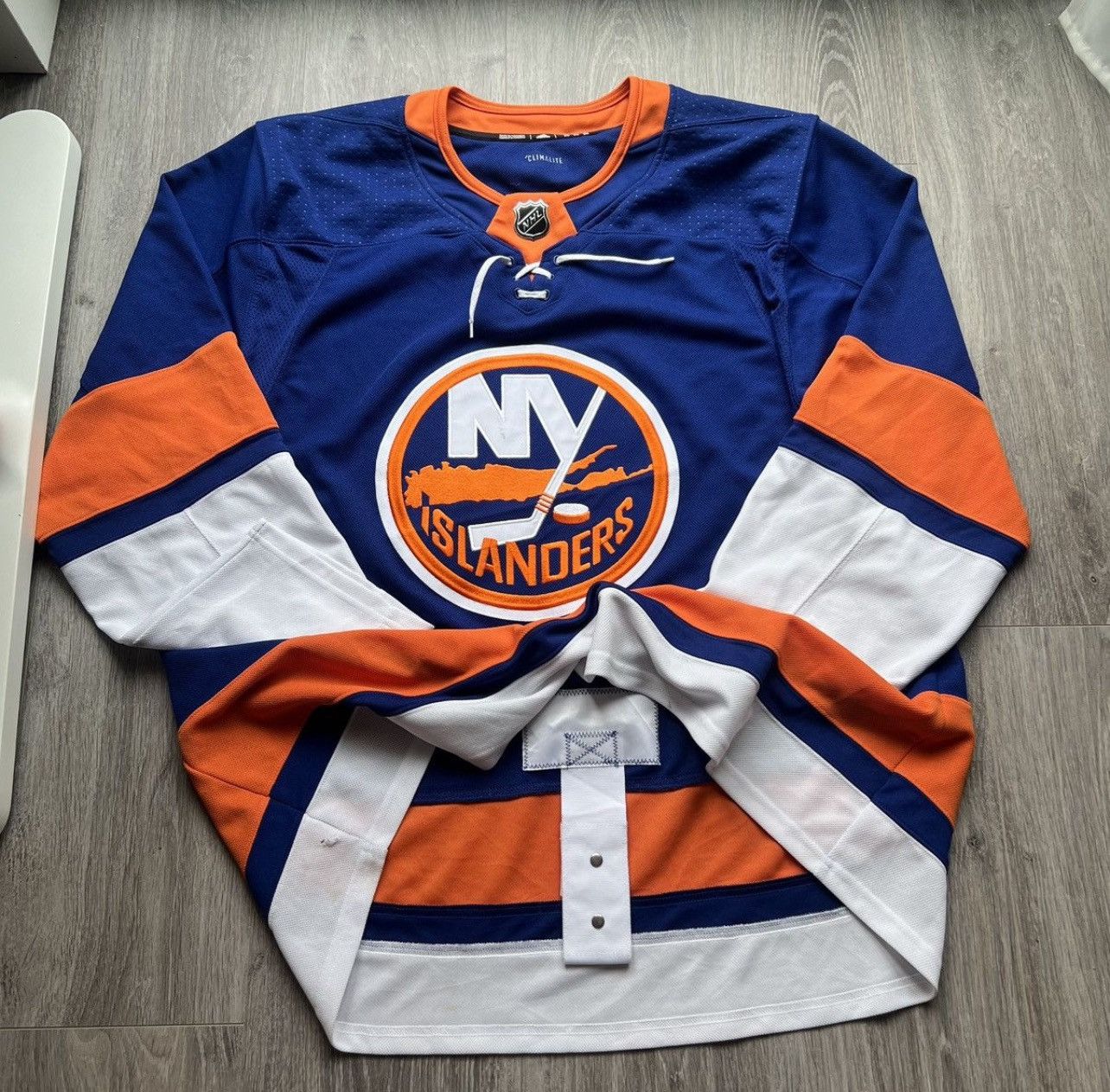 NHL New York islanders hockey Jersey authentic fight straps Size US XL / EU 56 / 4 - 1 Thumbnail