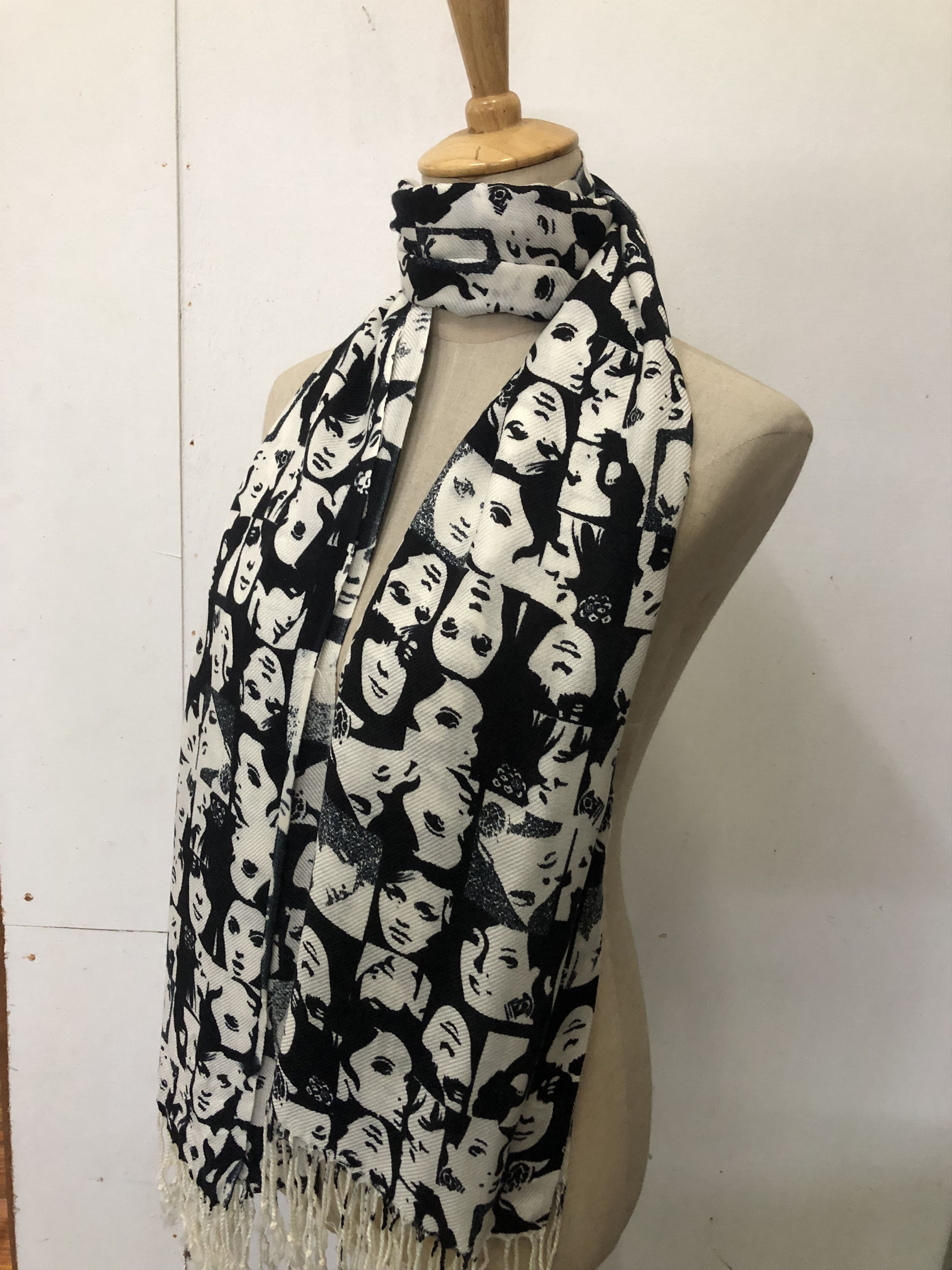 Japanese Brand Face Design Scarf / Muffler / Neckwear SS1346 Size ONE SIZE - 1 Thumbnail