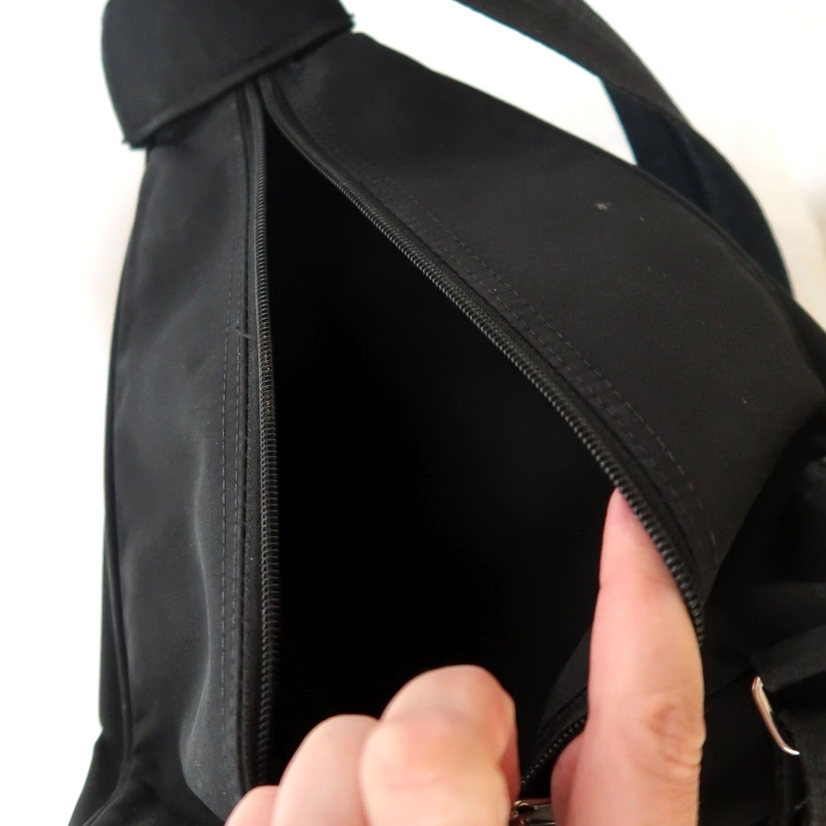 Vintage VINTAGE 90s Black Convertible Backpack Sling Purse Womens Medium Neoprene Zip Backpack 90s Womens Size ONE SIZE - 6 Thumbnail