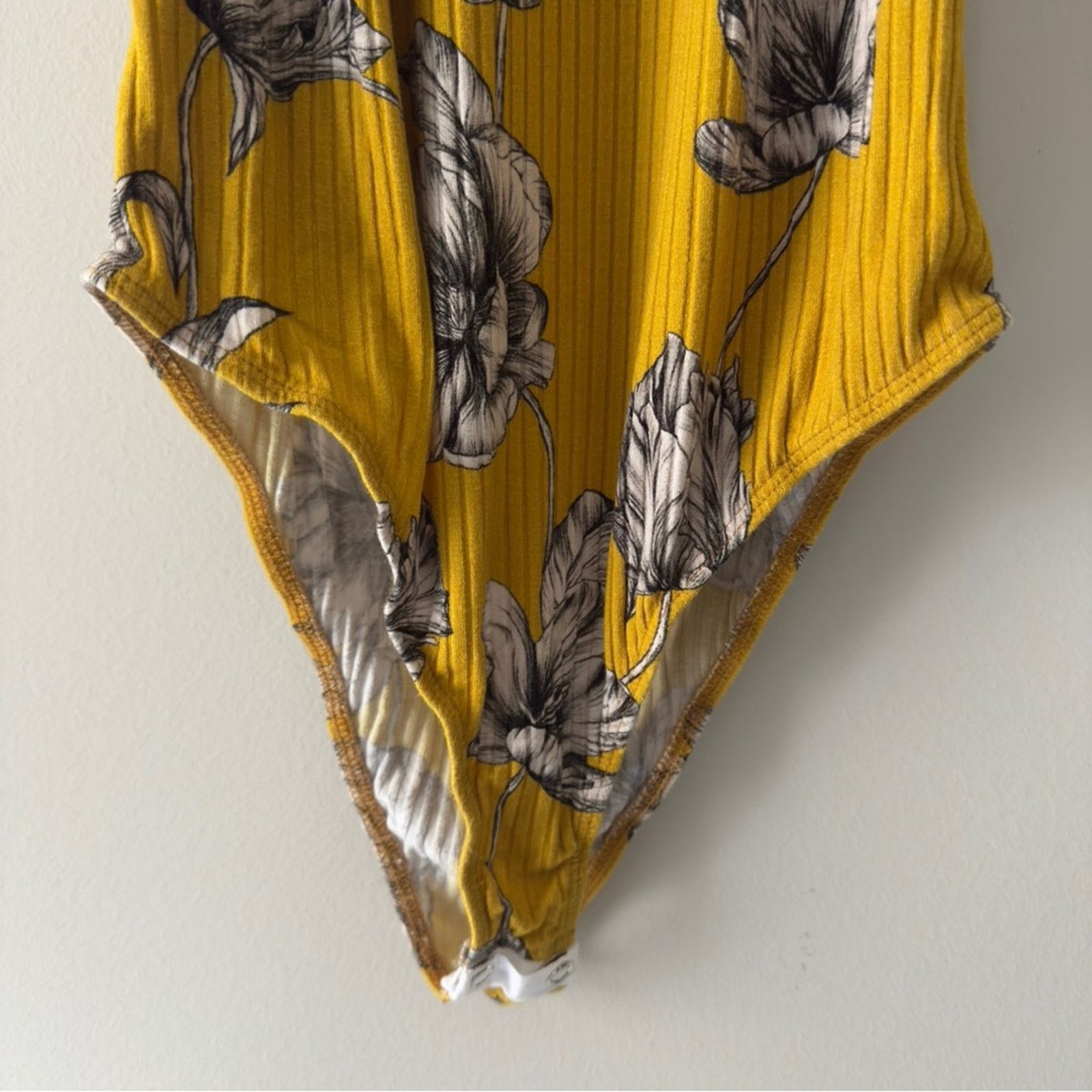 Other Sommer Floral Yellow Halter Neck Bodysuit Button Keyhole EUC Size S / US 4 / IT 40 - 9 Thumbnail