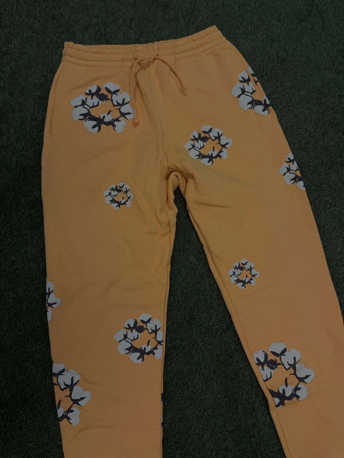 Cactus Plant Flea Market × DENIM TEARS Denim Tears CPFM Cotton Wreath Sweatpants Size M (NEW) Size US 31 - 3 Thumbnail