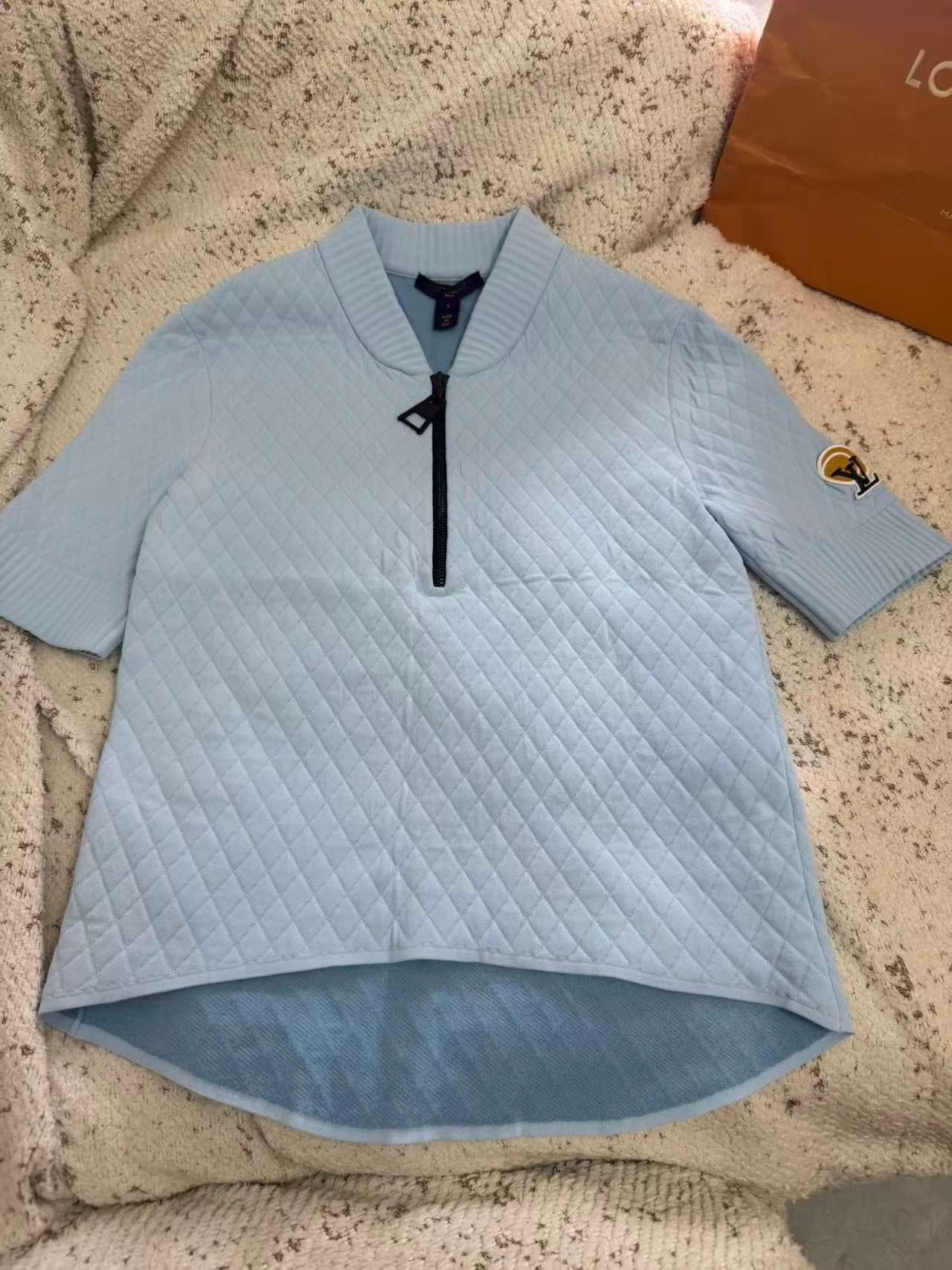 Louis Vuitton LV Short-Sleeve T-Shirt S Size Worn Once Like New Size S / US 4 / IT 40 - 1 Thumbnail