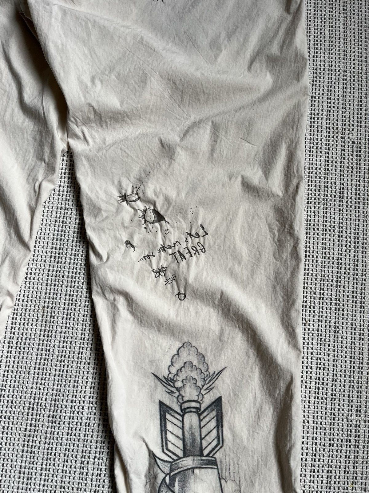 Other White sand printed Bee pants Size US 34 / EU 50 - 12 Thumbnail